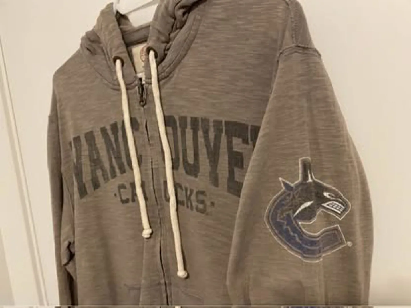Vancouver Canucks Hoodie M image indicator(2)