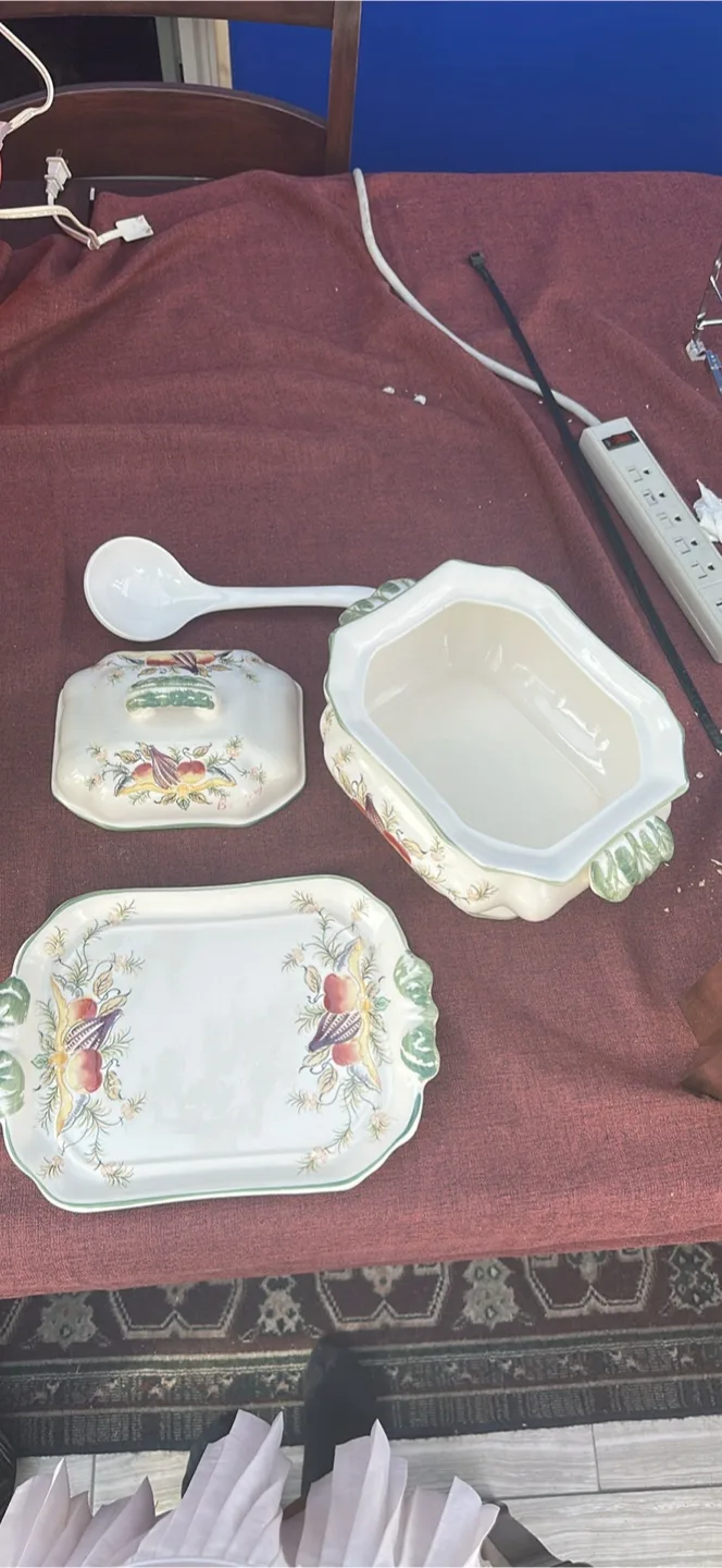 Vintage Soup Tureen image indicator(2)