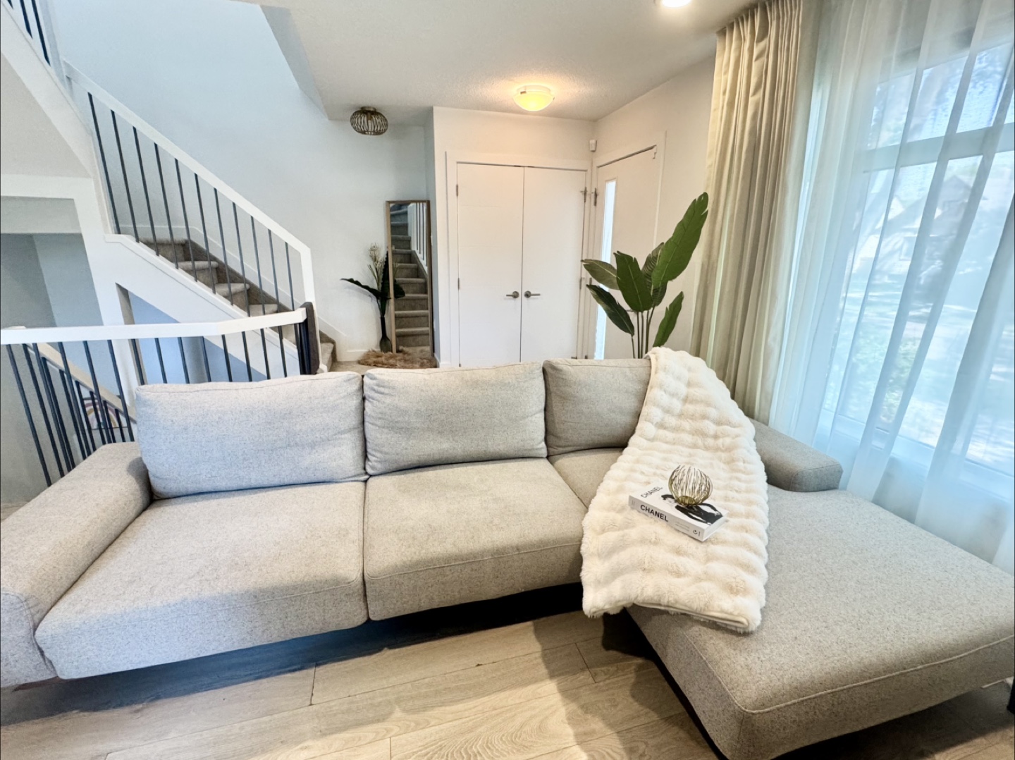 Sectional Sofa with Chaise - photo 4