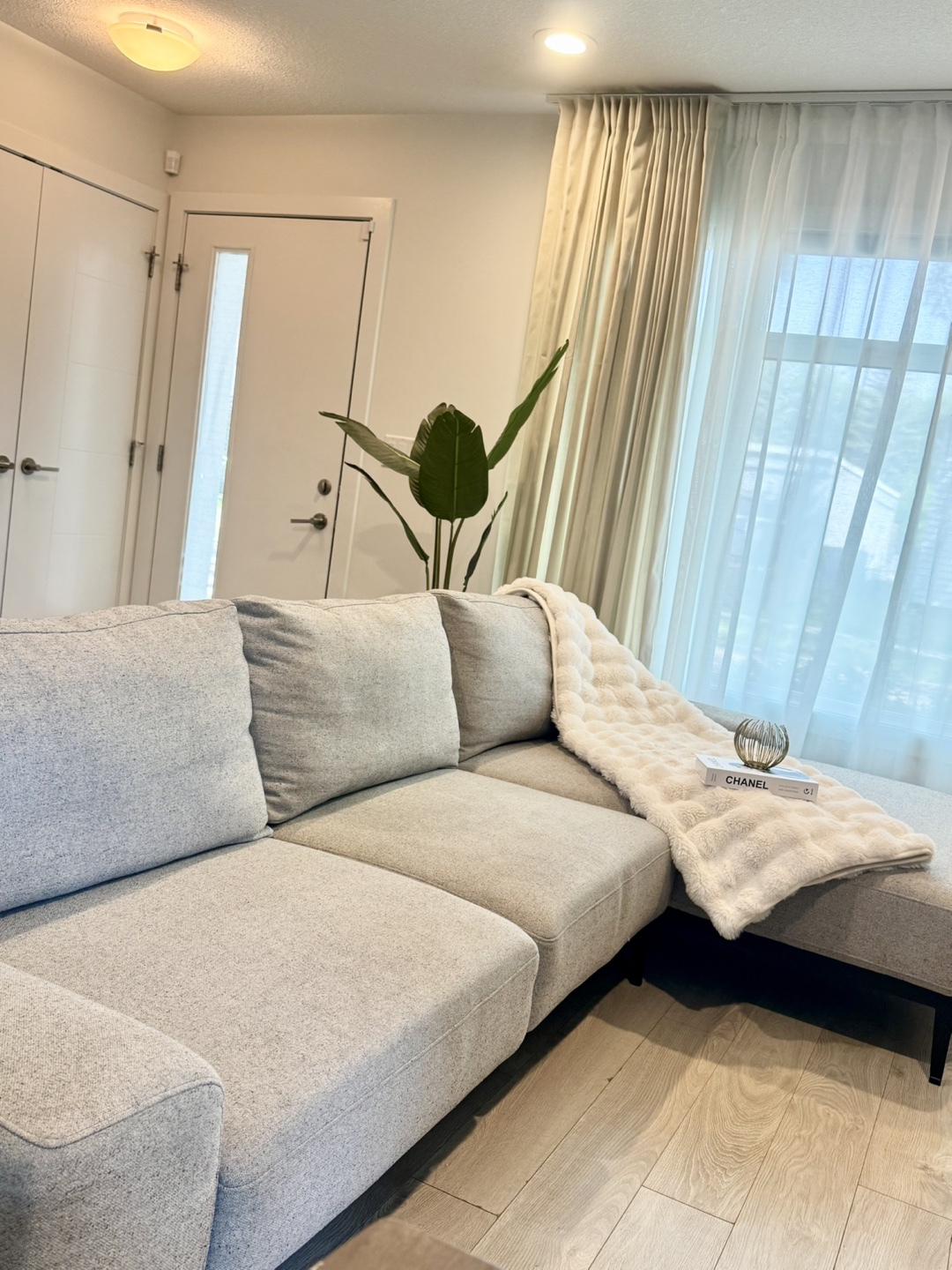 Sectional Sofa with Chaise - photo 3