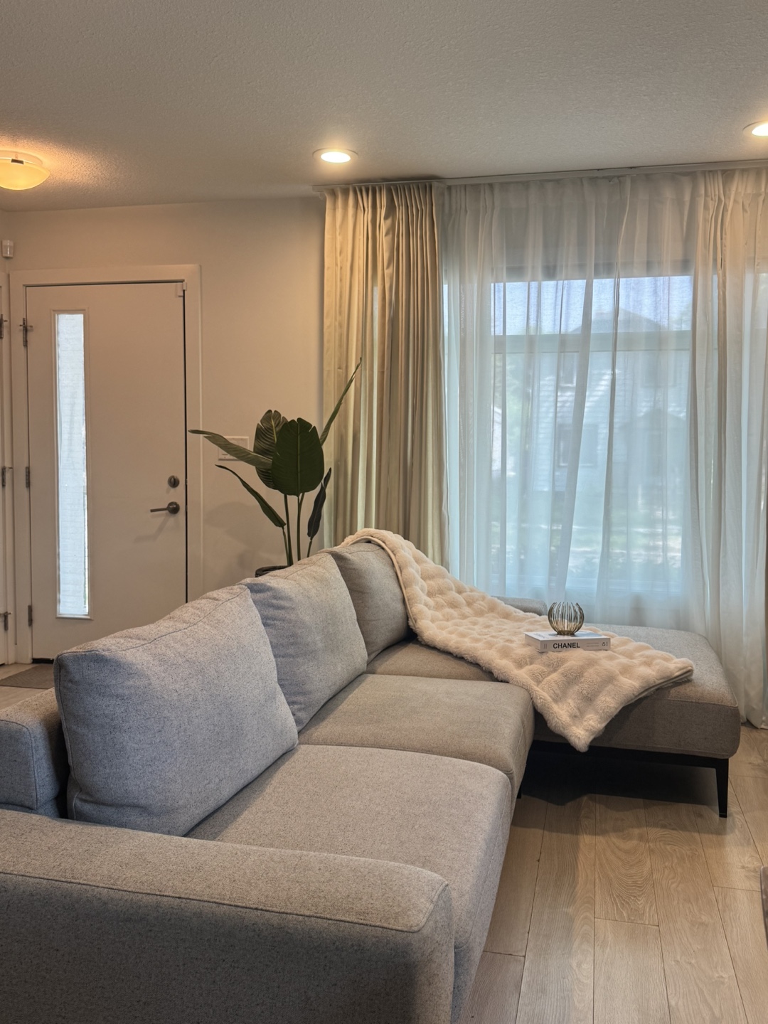 Sectional Sofa with Chaise - photo 2