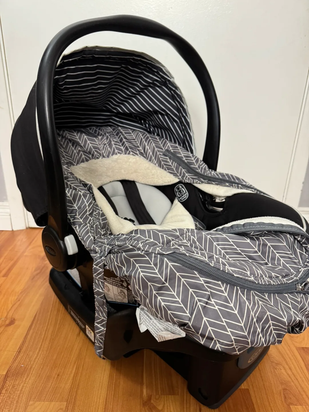 Graco infant car seat & base thumbnail