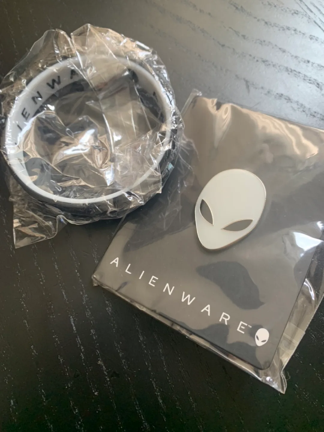 Alienware bracelet and pin image indicator(2)