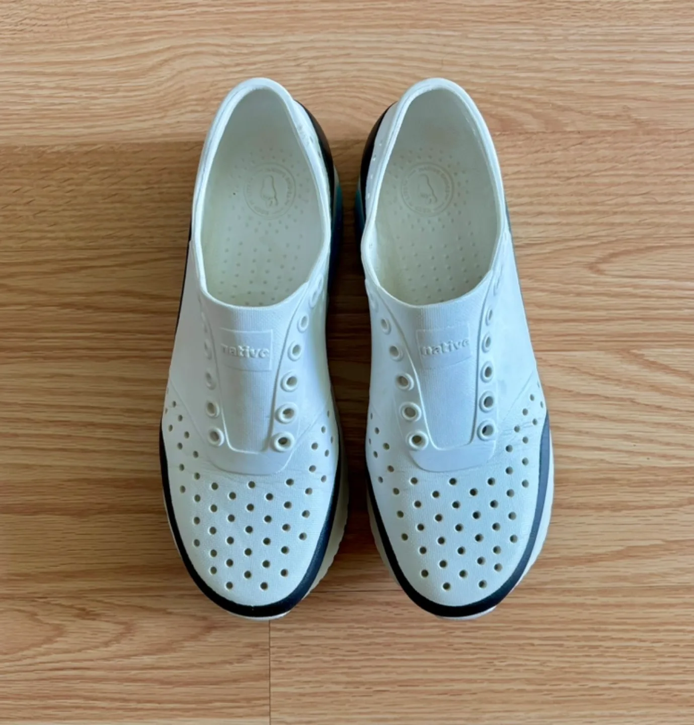 Native Shoes image indicator(2)