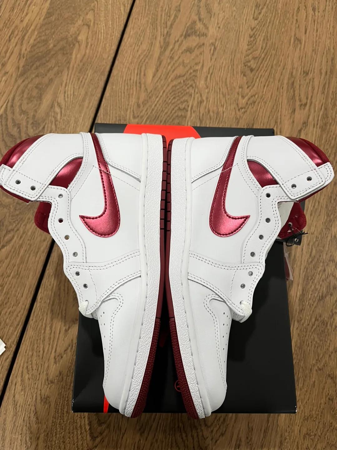 Jordan 1 High Metallic Burgundy Size 9.5 image indicator(5)