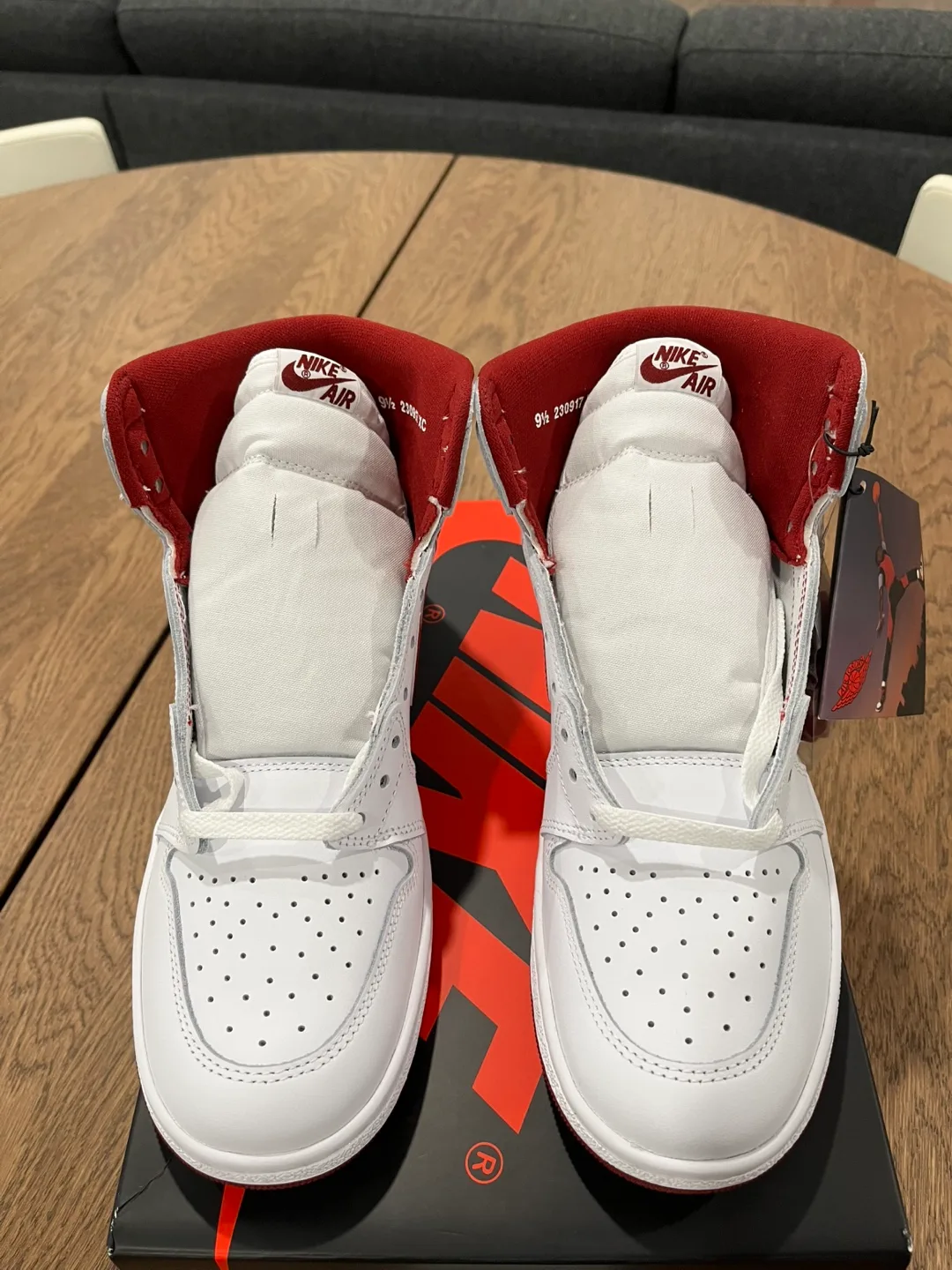 Jordan 1 High Metallic Burgundy Size 9.5 image indicator(3)