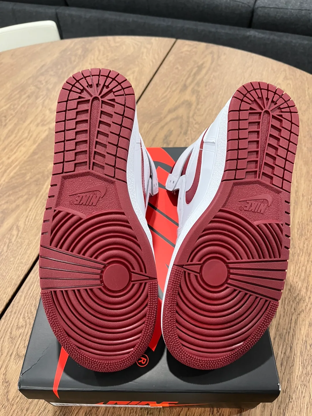 Jordan 1 High Metallic Burgundy Size 9.5 image indicator(7)