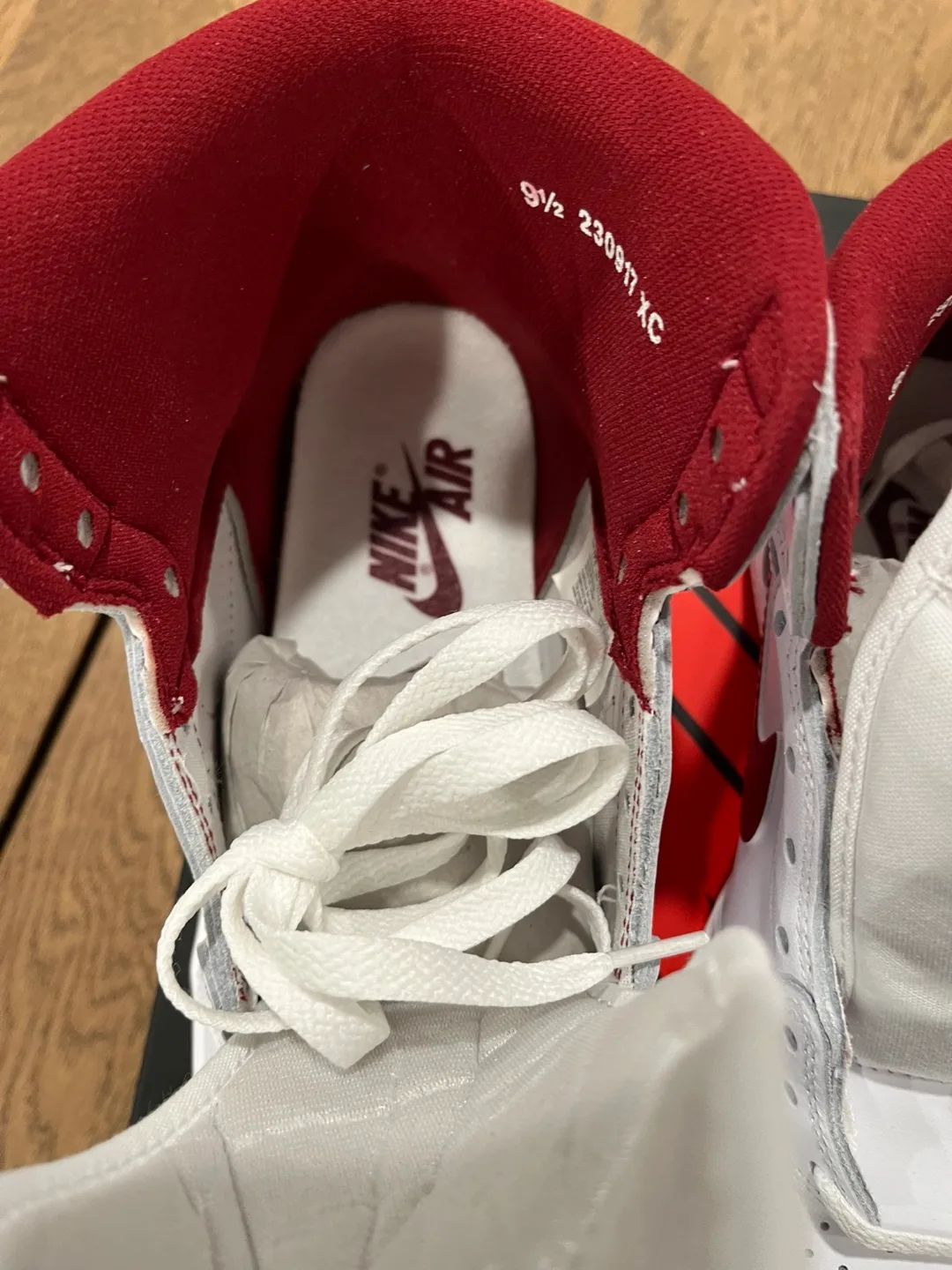 Jordan 1 High Metallic Burgundy Size 9.5 image indicator(6)