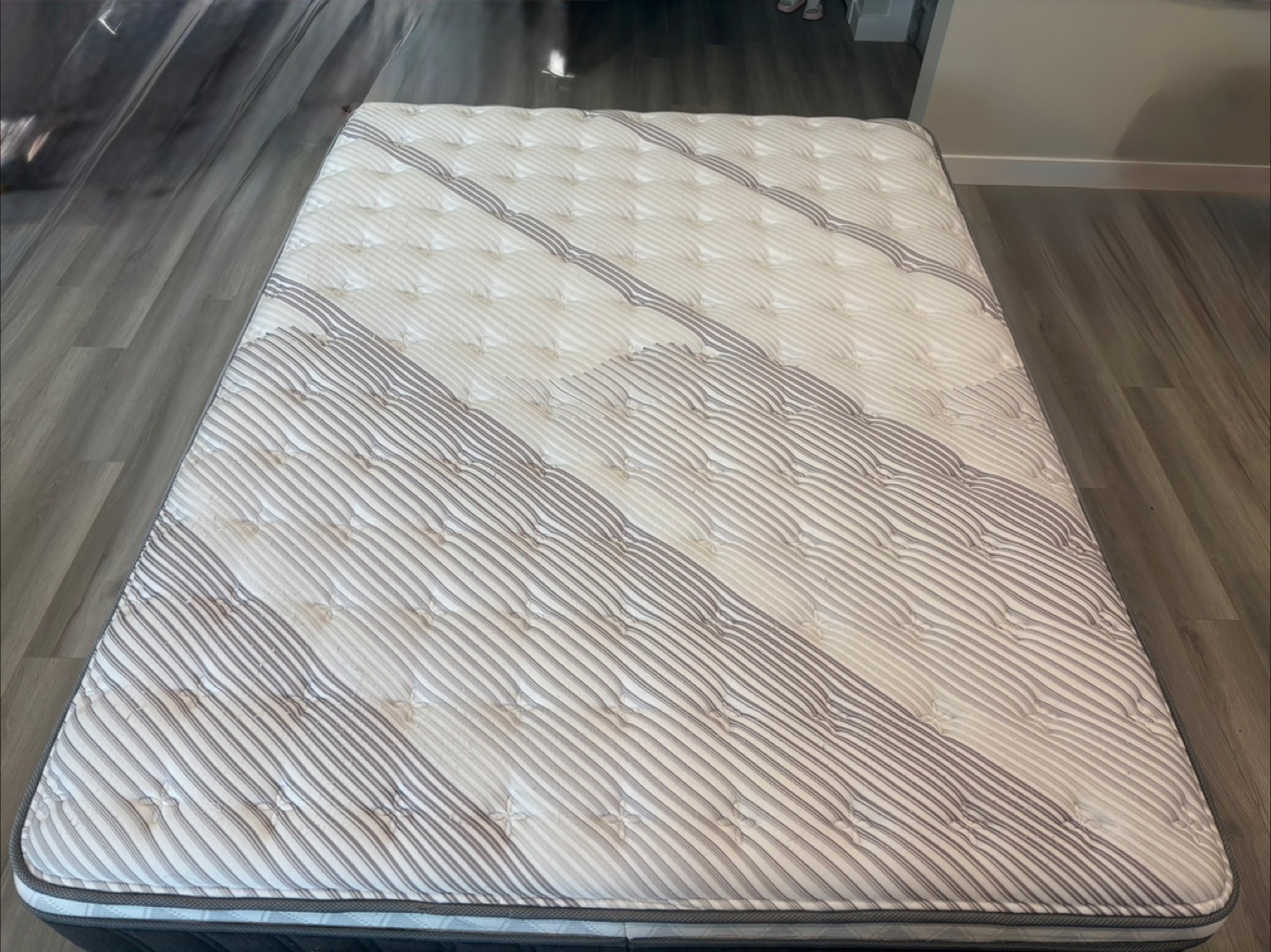 Queen Size Mattress and Box Spring - Serta Vintage Hybrid