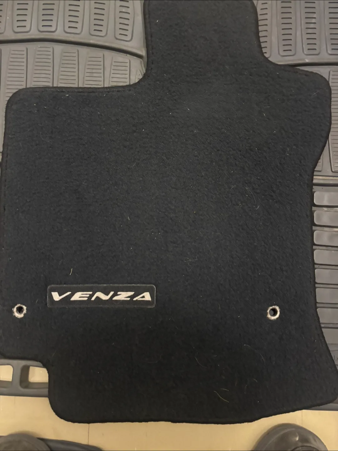 Venza & Rubbermaid Car Mats image indicator(2)
