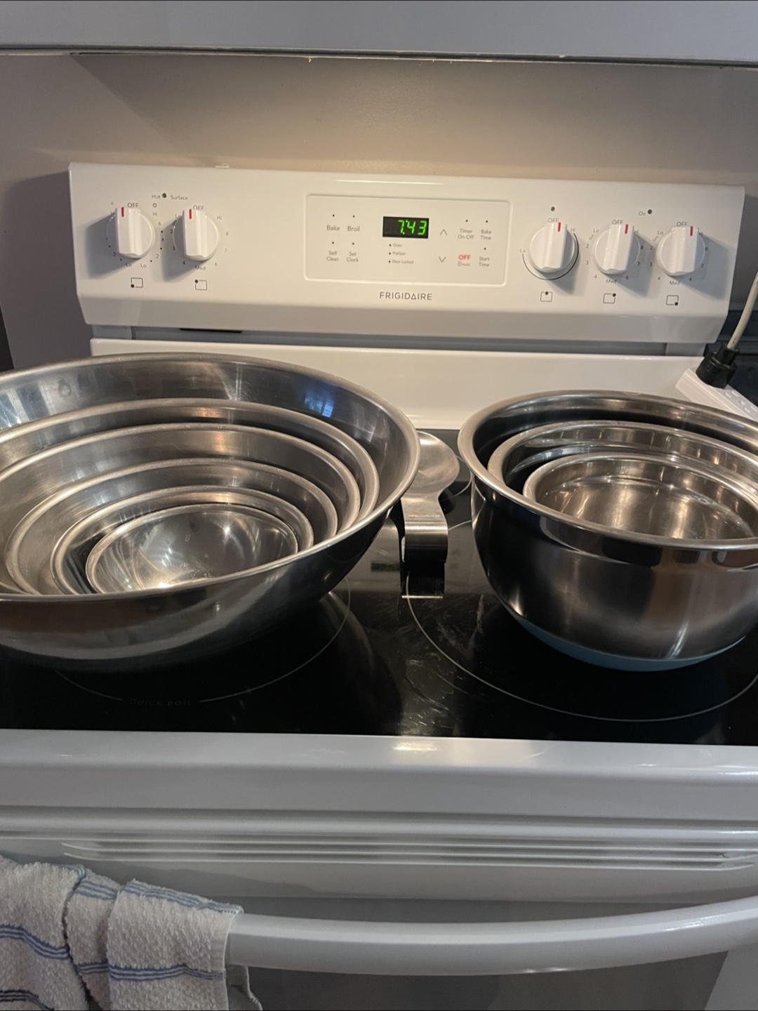 Dessert bowls, salad spinner, two sets of mixing bowls, etc - photo 2
