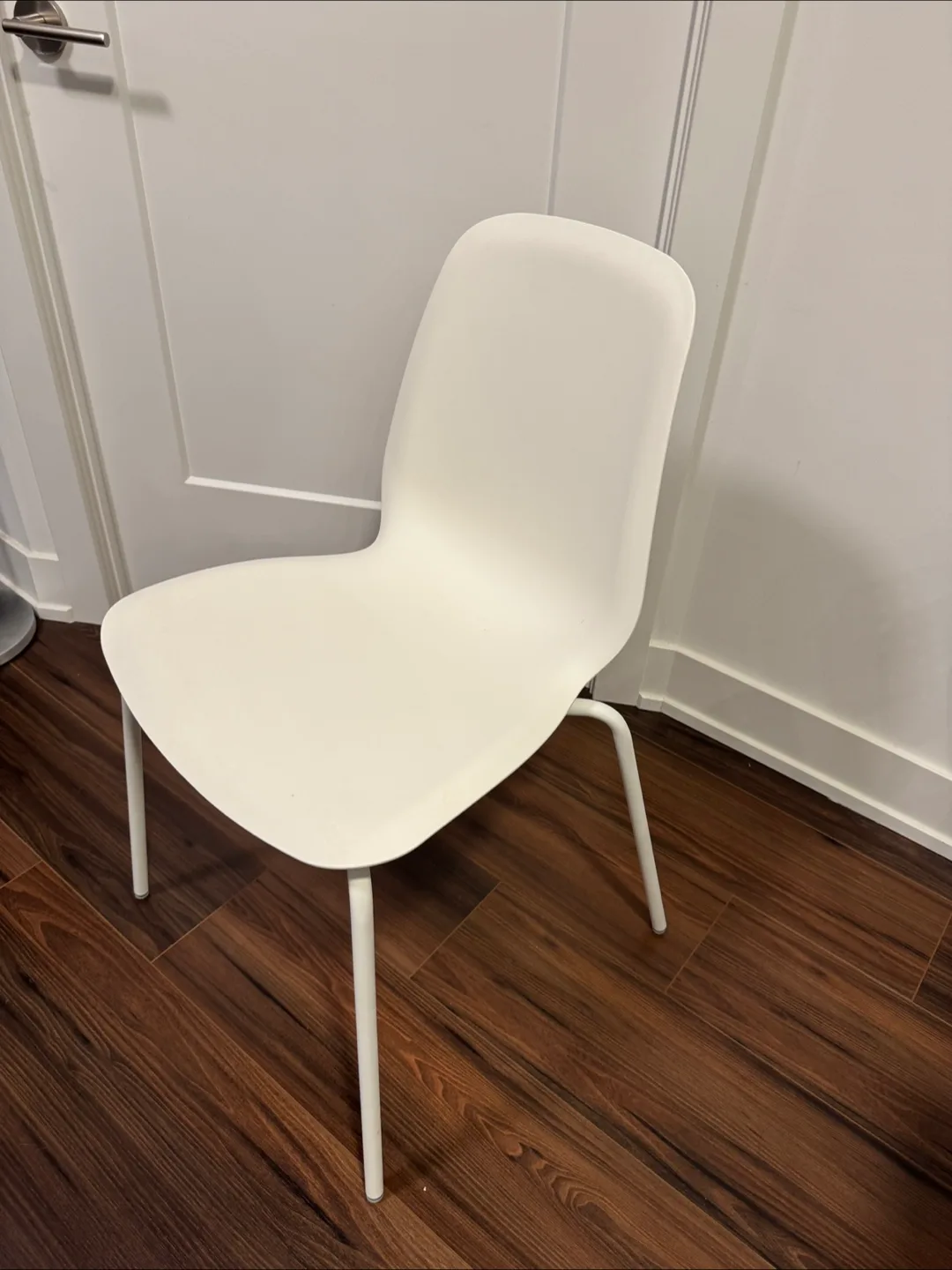 IKEA White chair *like new* image indicator(2)