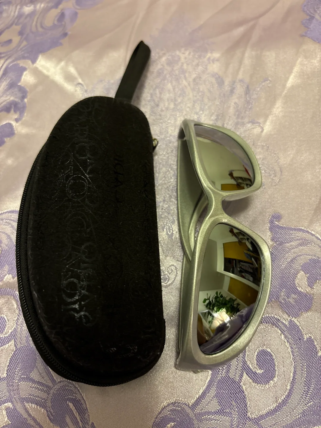 Stylish Sunglasses and Case 🥕💚 image indicator(2)