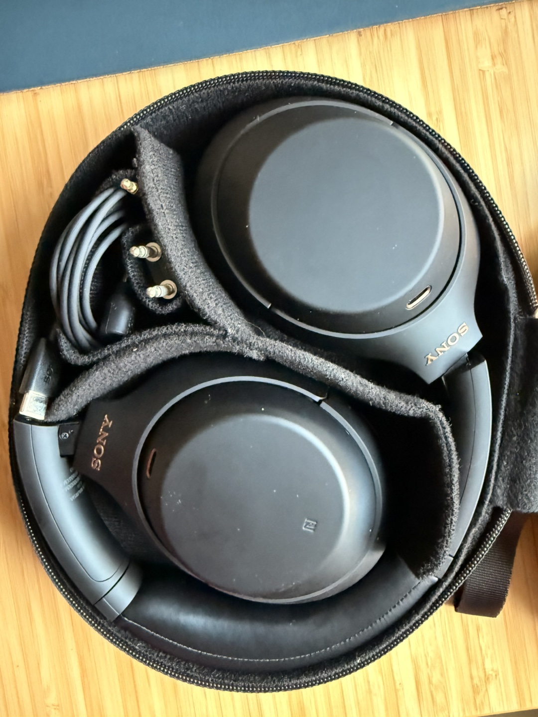 Sony XM4 Headphones with Case - photo 3
