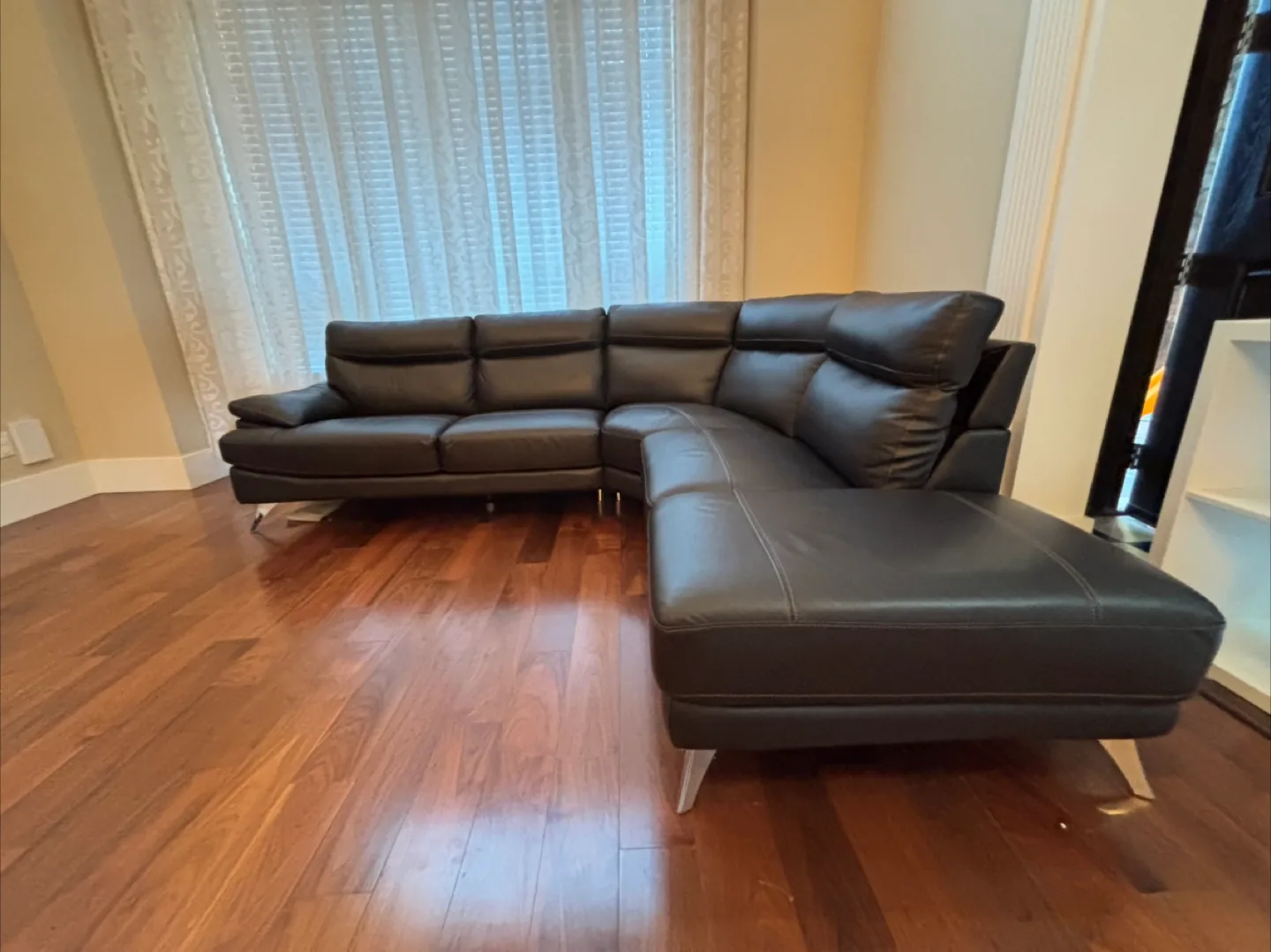 Leather Sectional Couch image indicator(2)