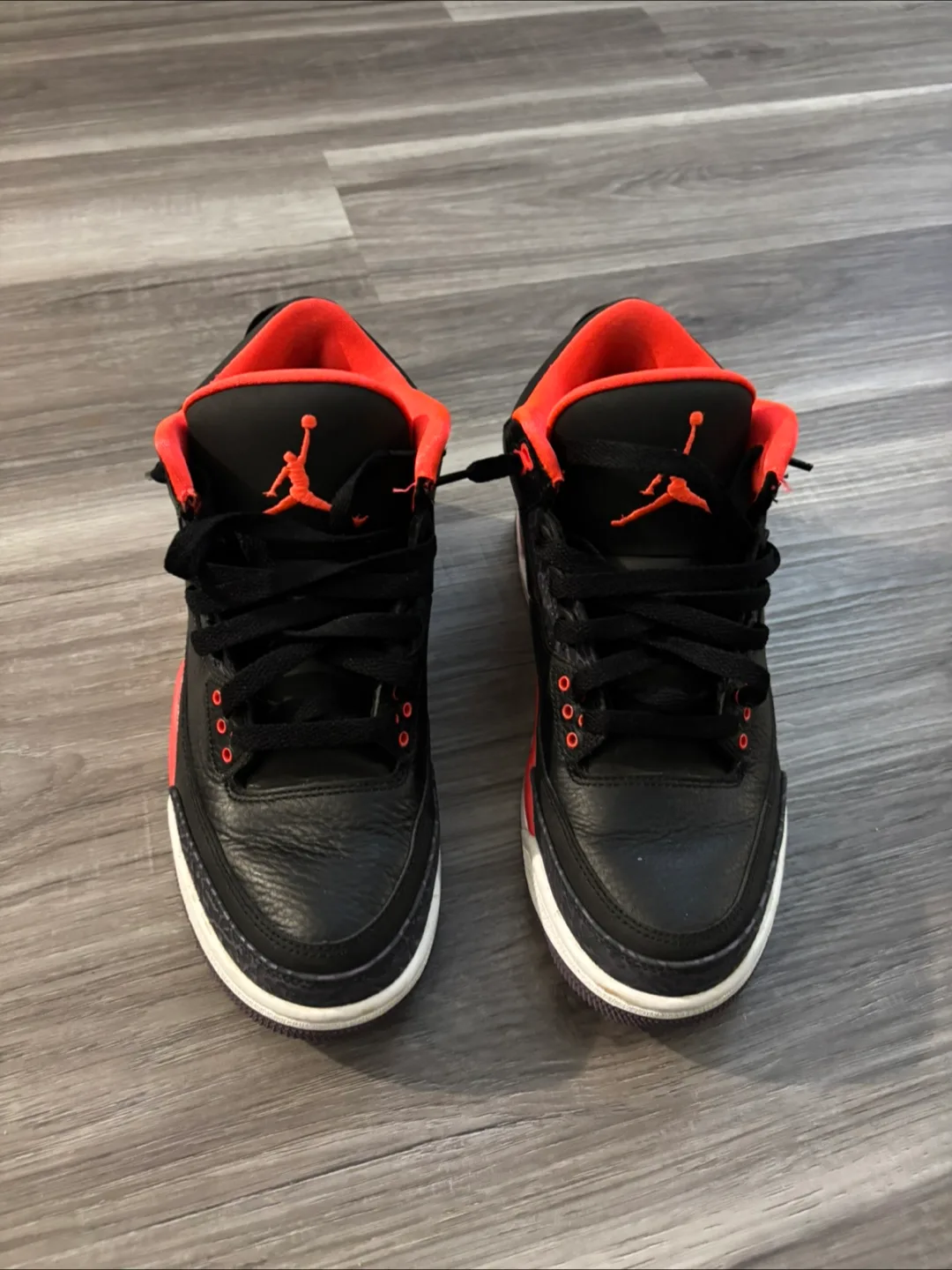 Air Jordan 3 Retro Sneakers - Black & Red image indicator(2)