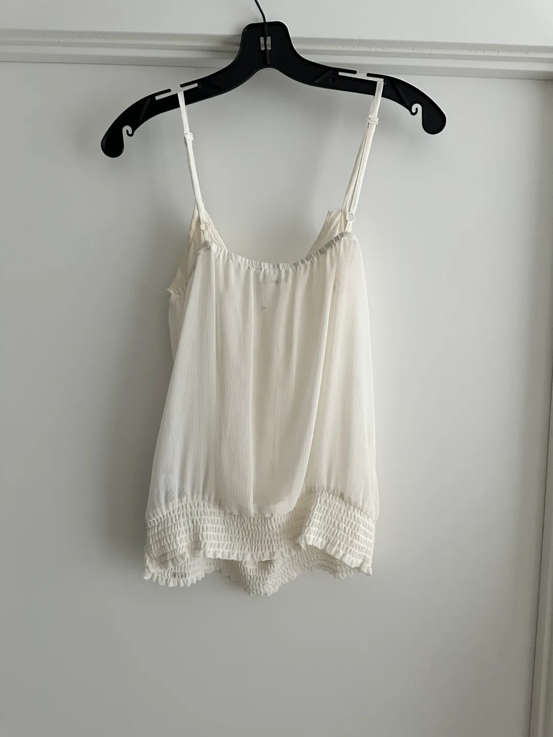 Selling brand new Guess cami in size small image indicator(3)