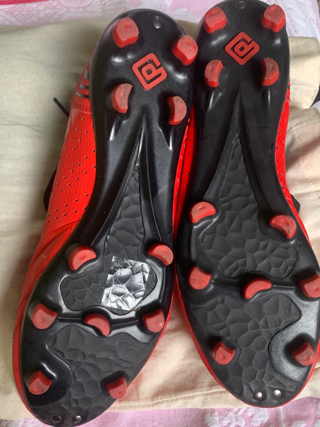 Red Soccer Cleats image indicator(2)