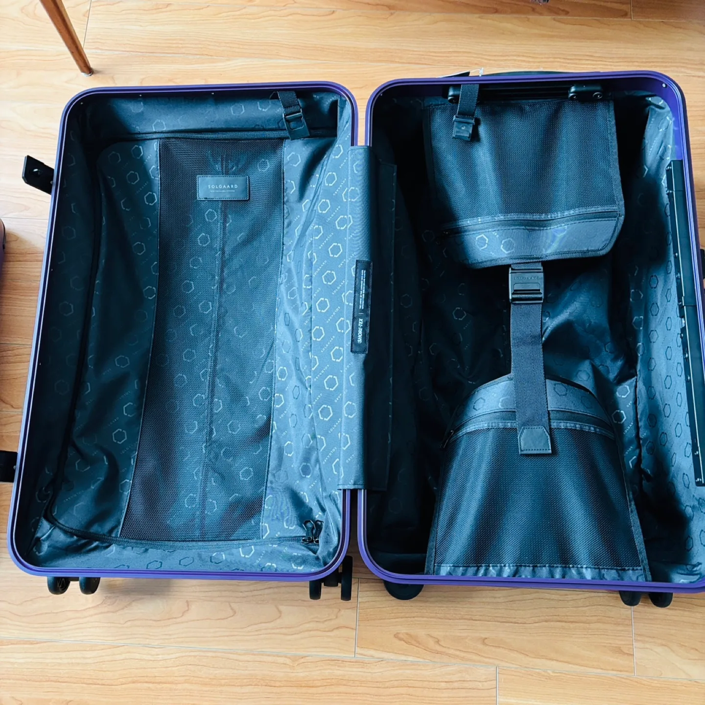 *New* $1200 High End SOLGAARD Luggage Set image indicator(6)