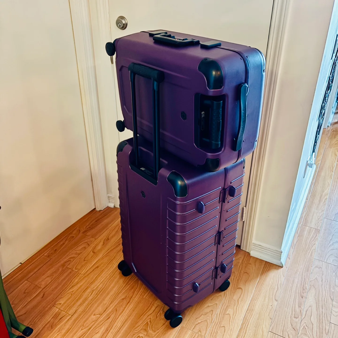 *New* $1200 High End SOLGAARD Luggage Set image indicator(4)