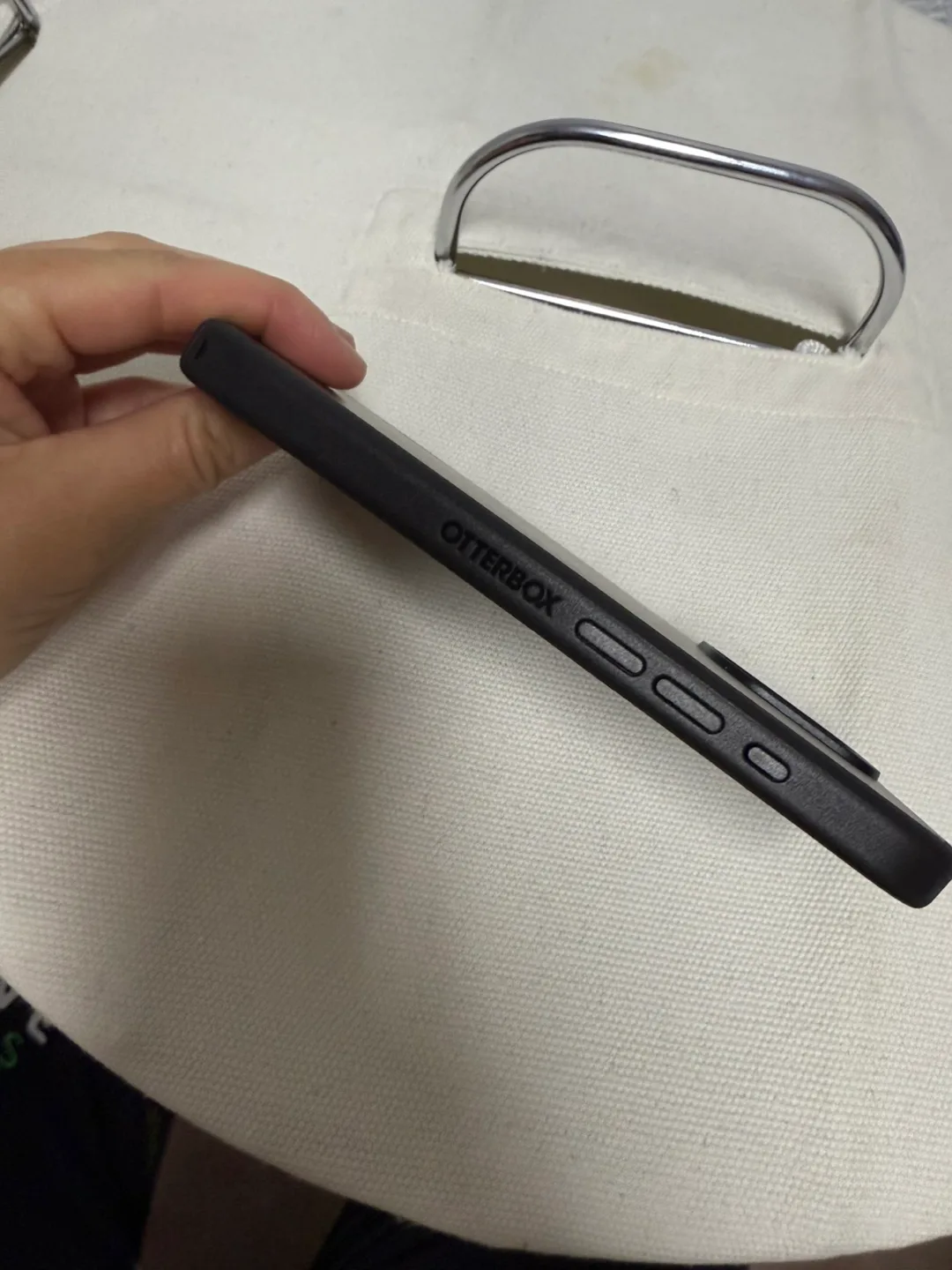 Otterbox symmetry iphone 16 image indicator(3)