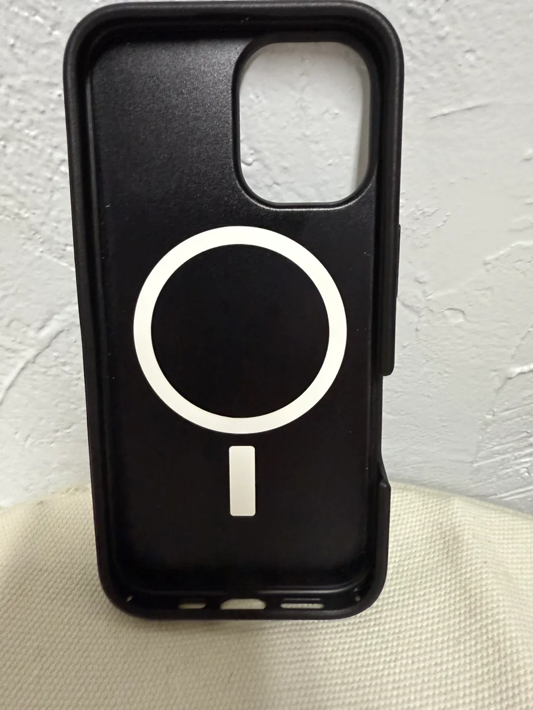 Otterbox symmetry iphone 16 image indicator(2)