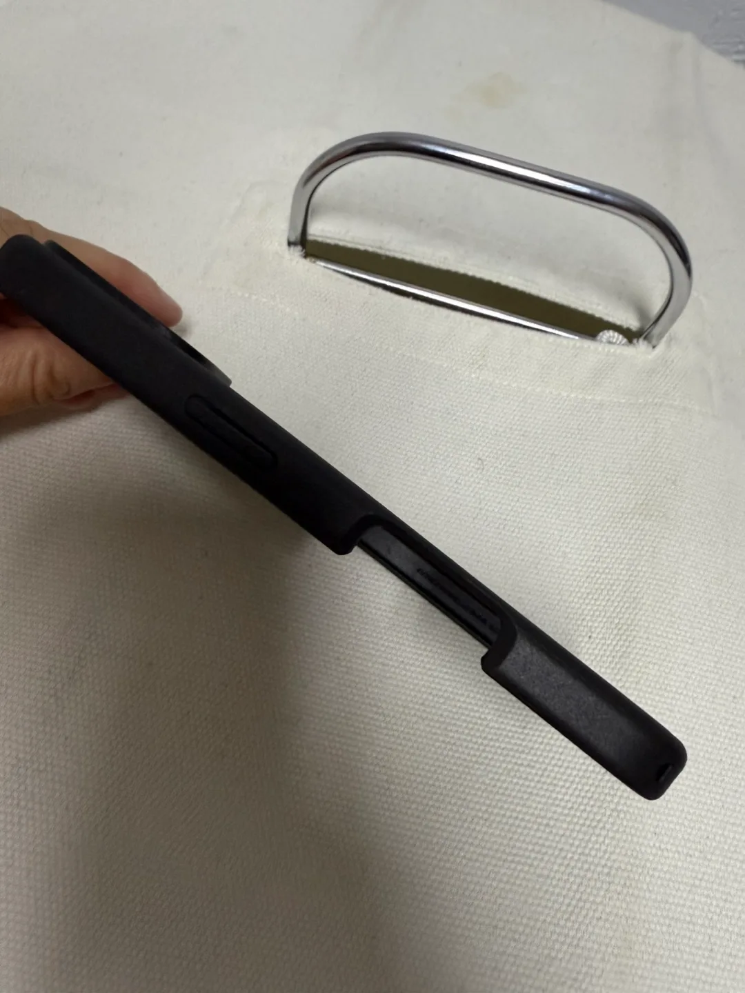 Otterbox symmetry iphone 16 image indicator(4)