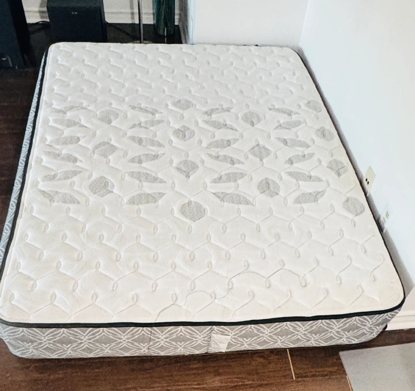 Sealy Queen Mattress thumbnail