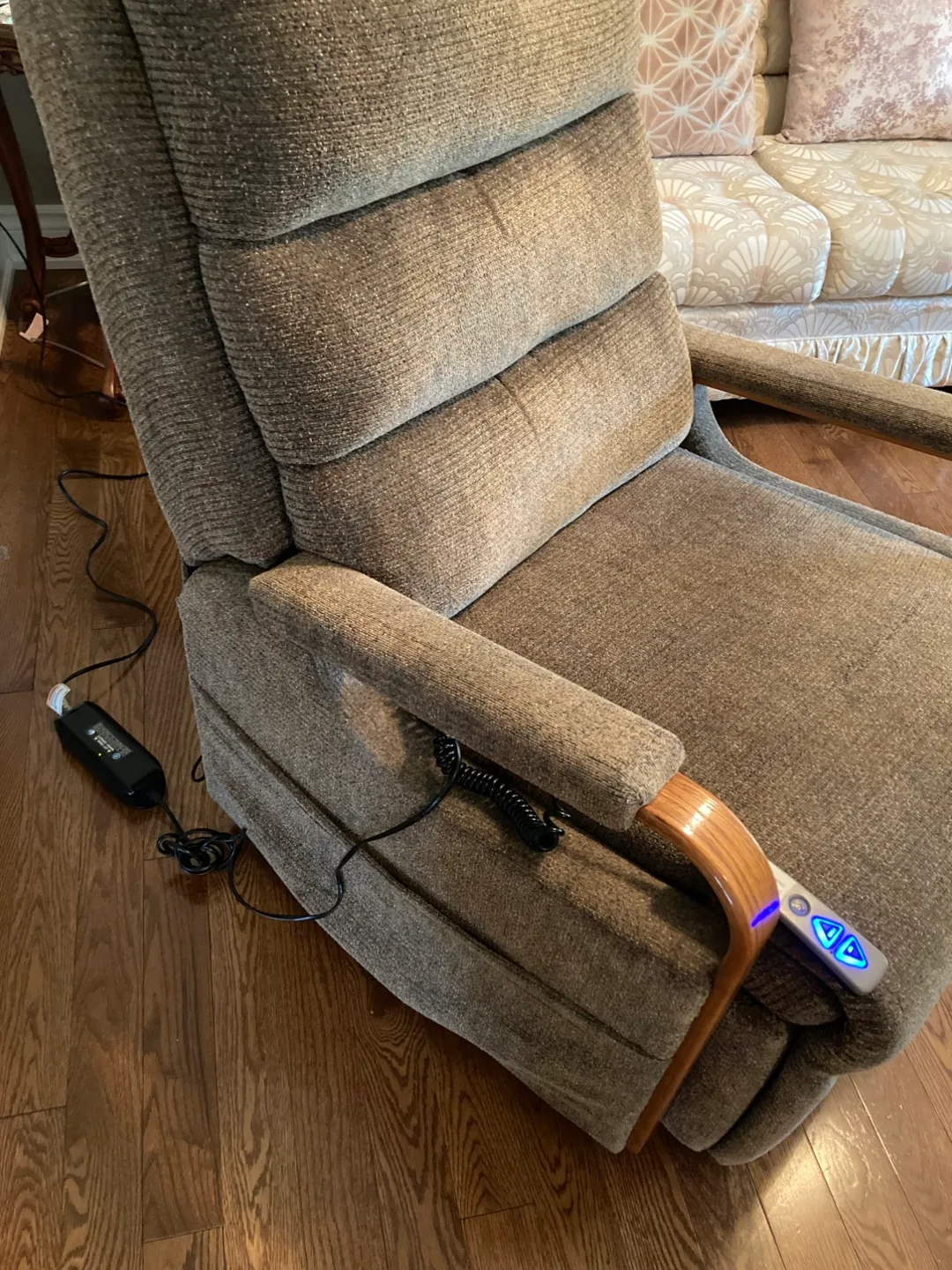 Power lift chair for seniors (Pride) thumbnail