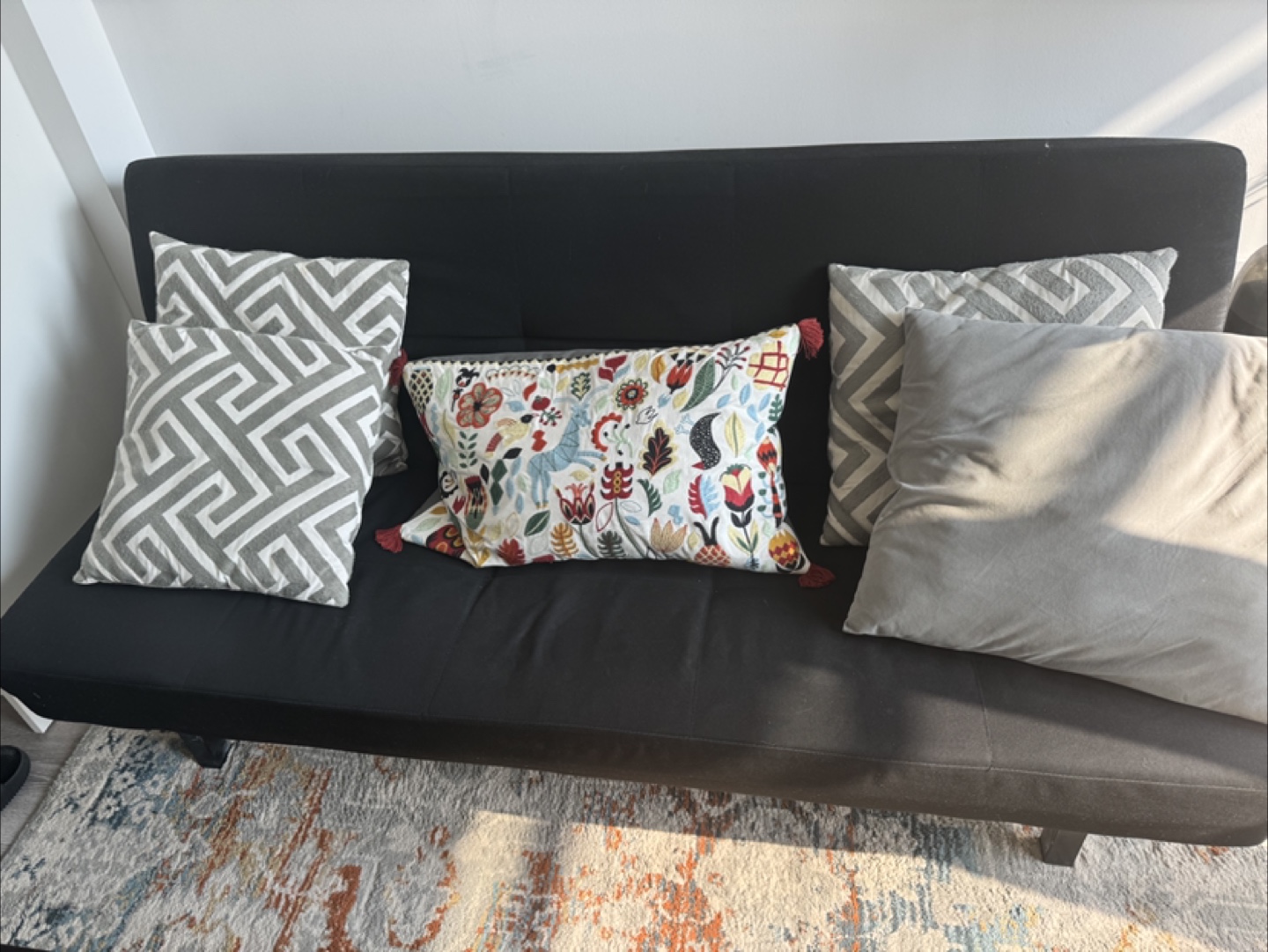Black sofa bed with 4 cushions - photo 2