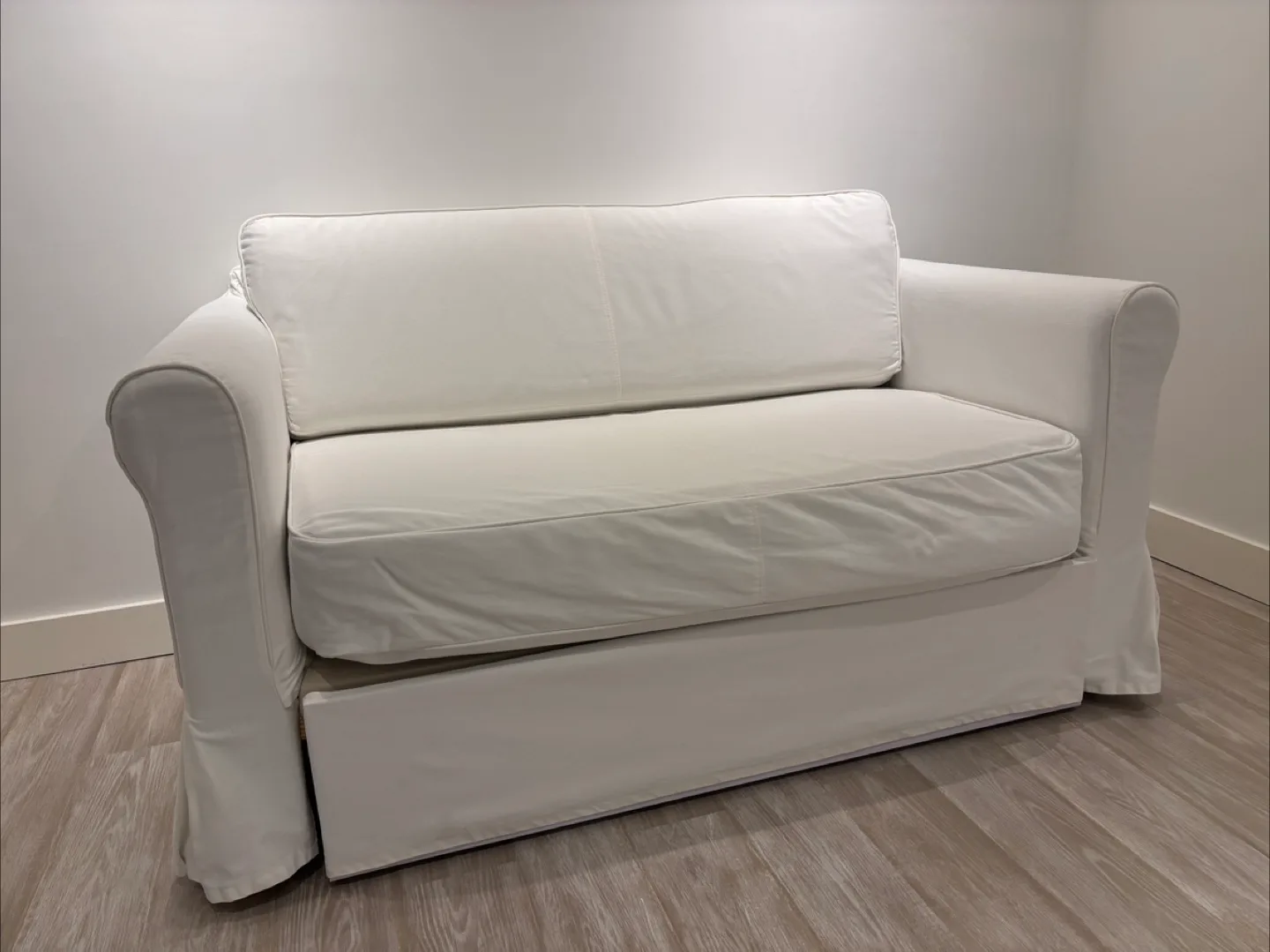 White Sleeper Sofa image indicator(3)