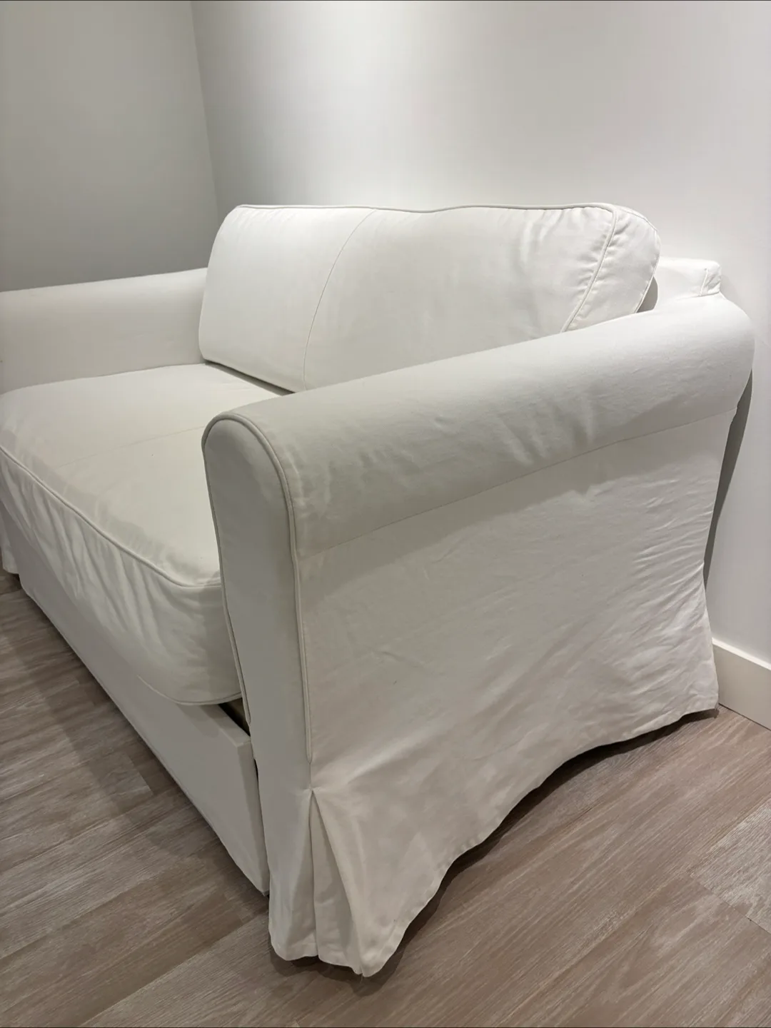 White Sleeper Sofa image indicator(2)