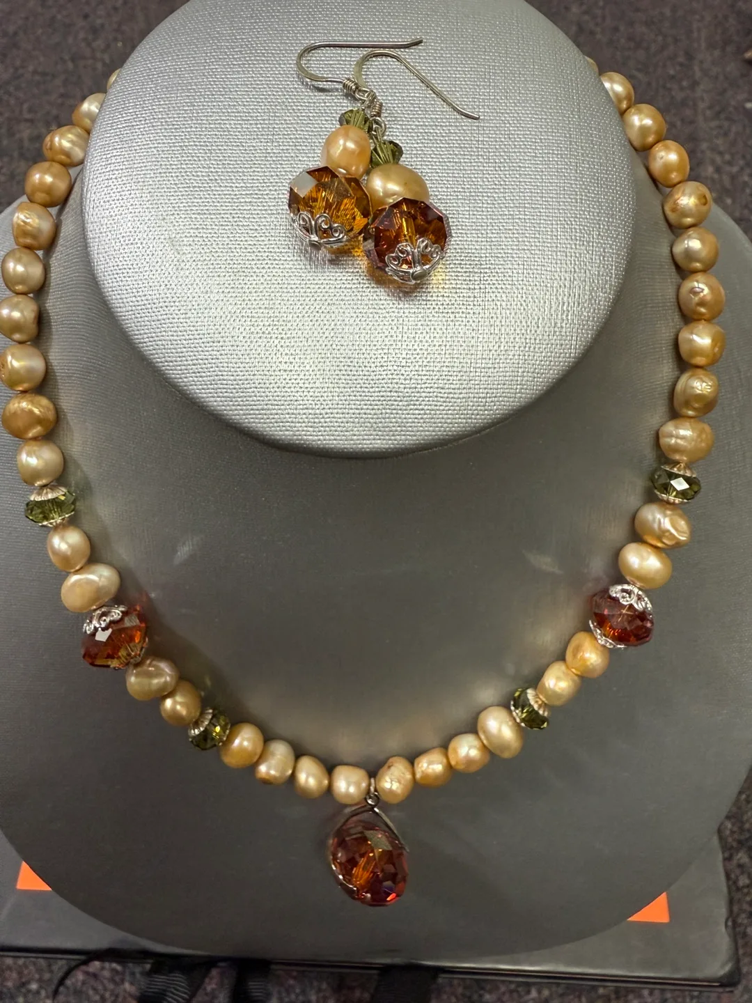 Fresh water pearls Necklace and Earring Set image indicator(2)