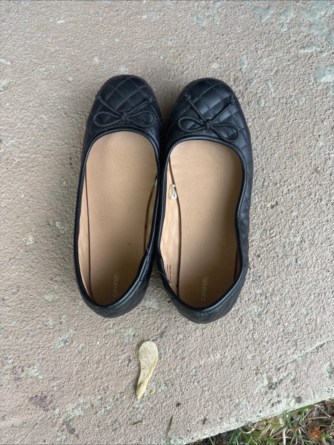 Brand New Girls Black Shoes Size 2 image indicator(3)