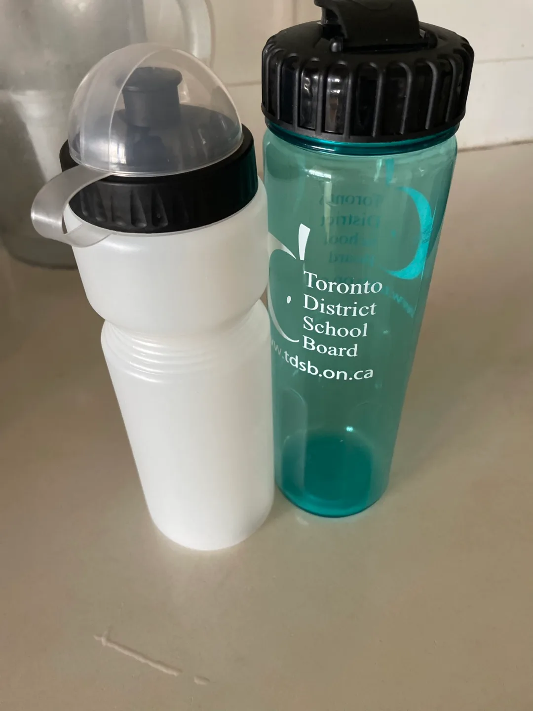 White Water Bottle with Black Lid image indicator(5)