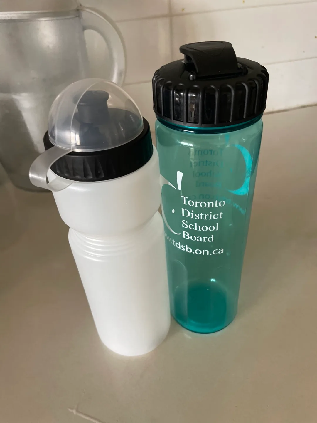White Water Bottle with Black Lid image indicator(4)