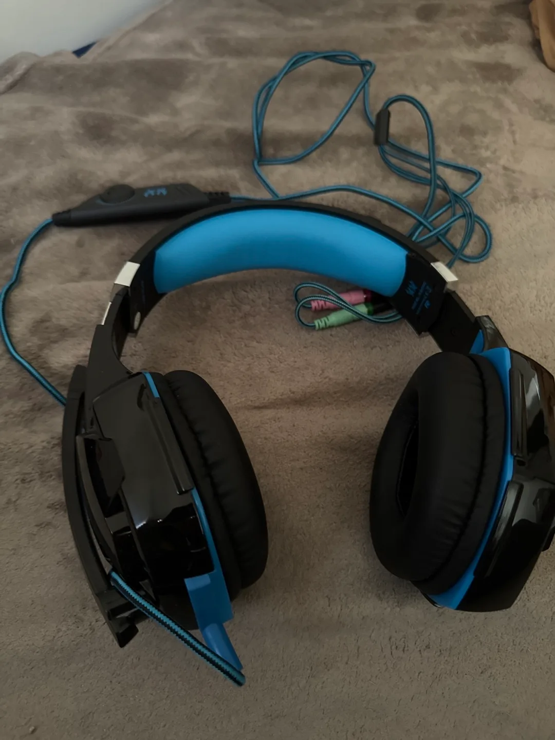 Gaming Headphones - Black and Blue thumbnail