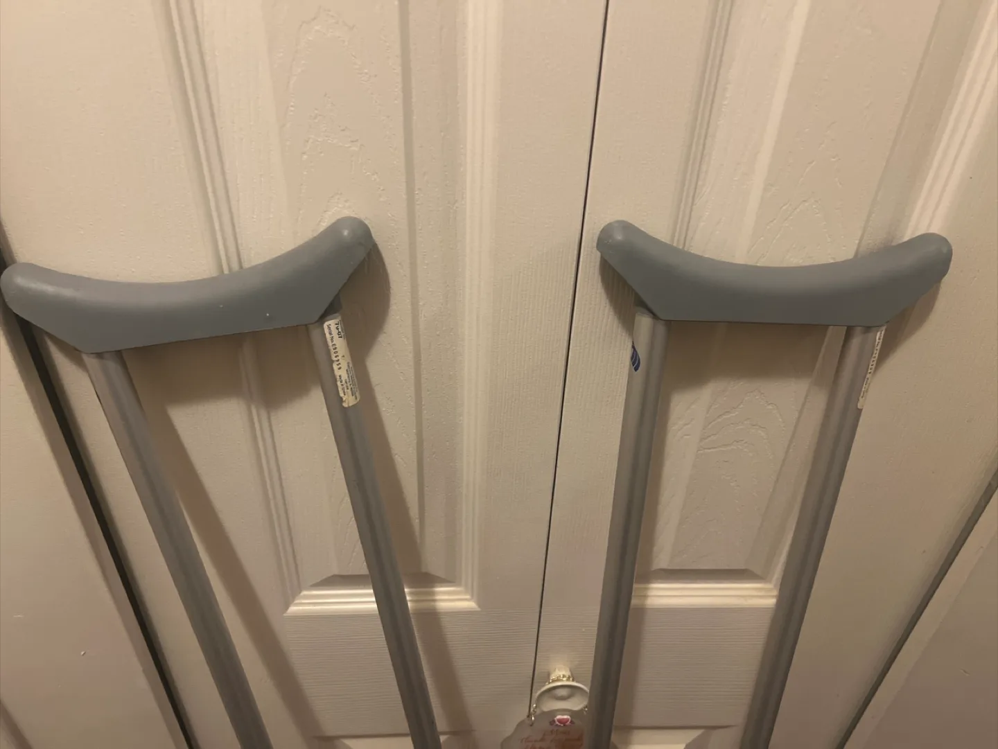 Pair of Crutches image indicator(2)