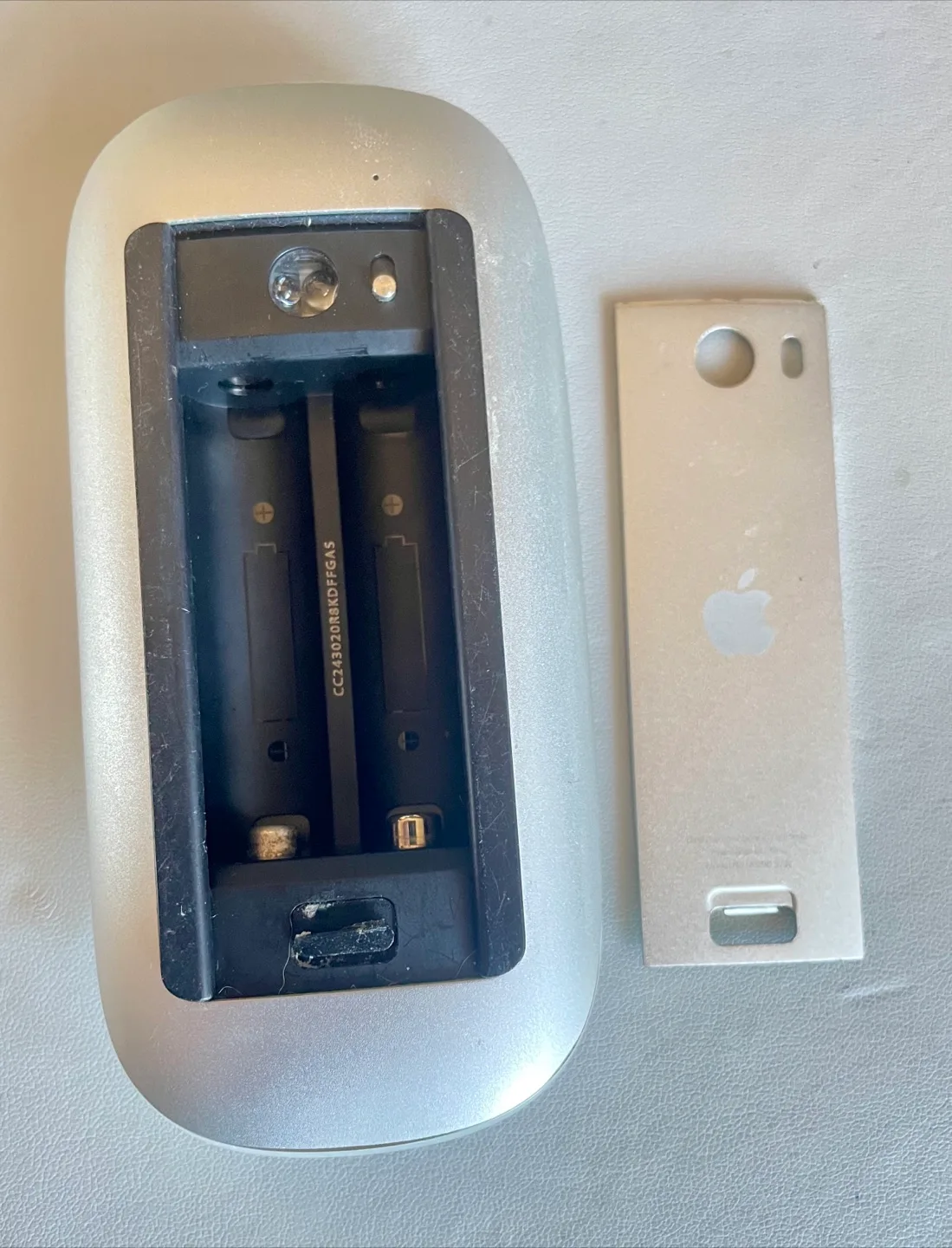 Apple Wireless Mouse model No A1296 3Vdo image indicator(2)