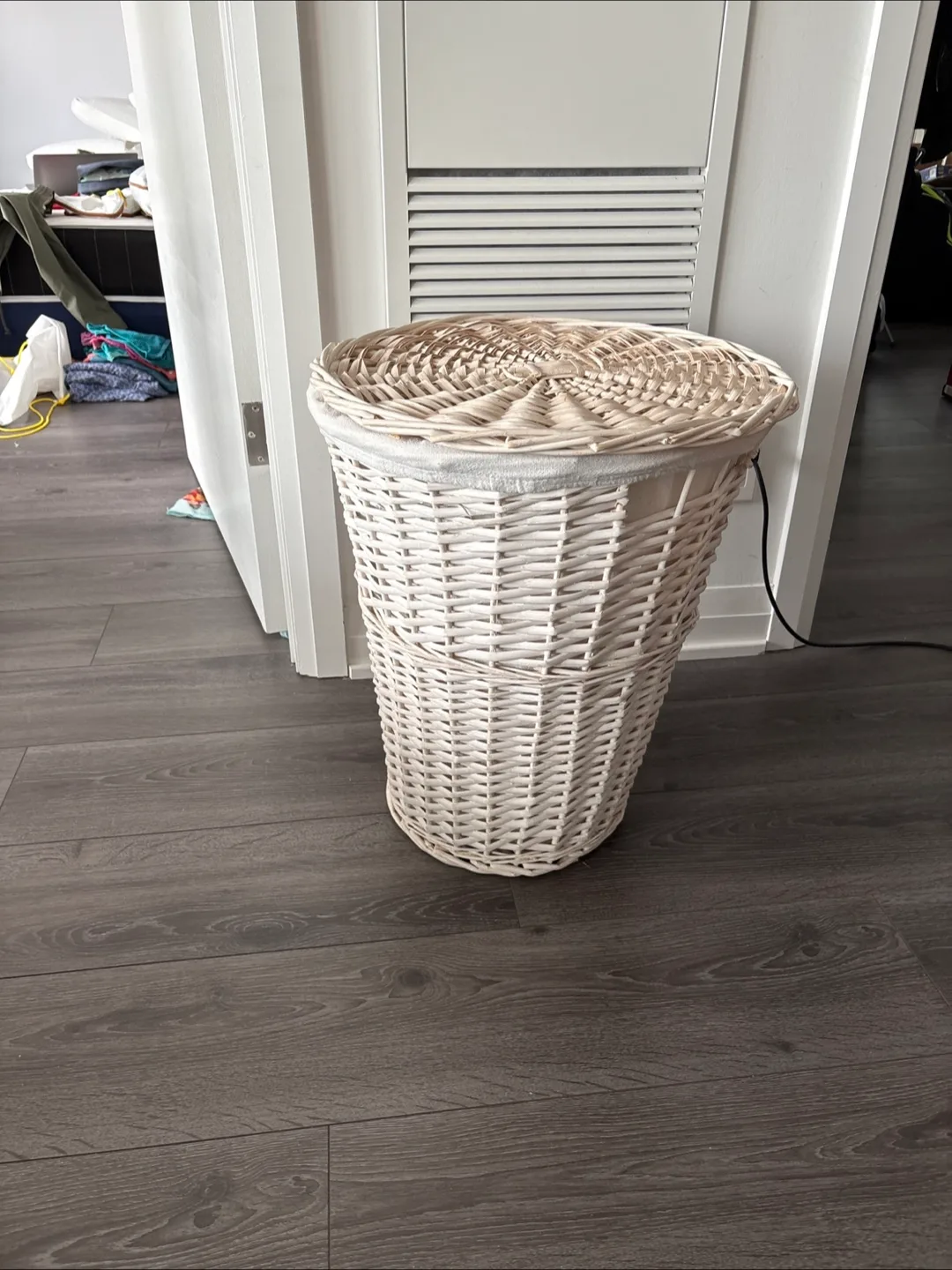 Wicker Laundry Hamper with Lid thumbnail