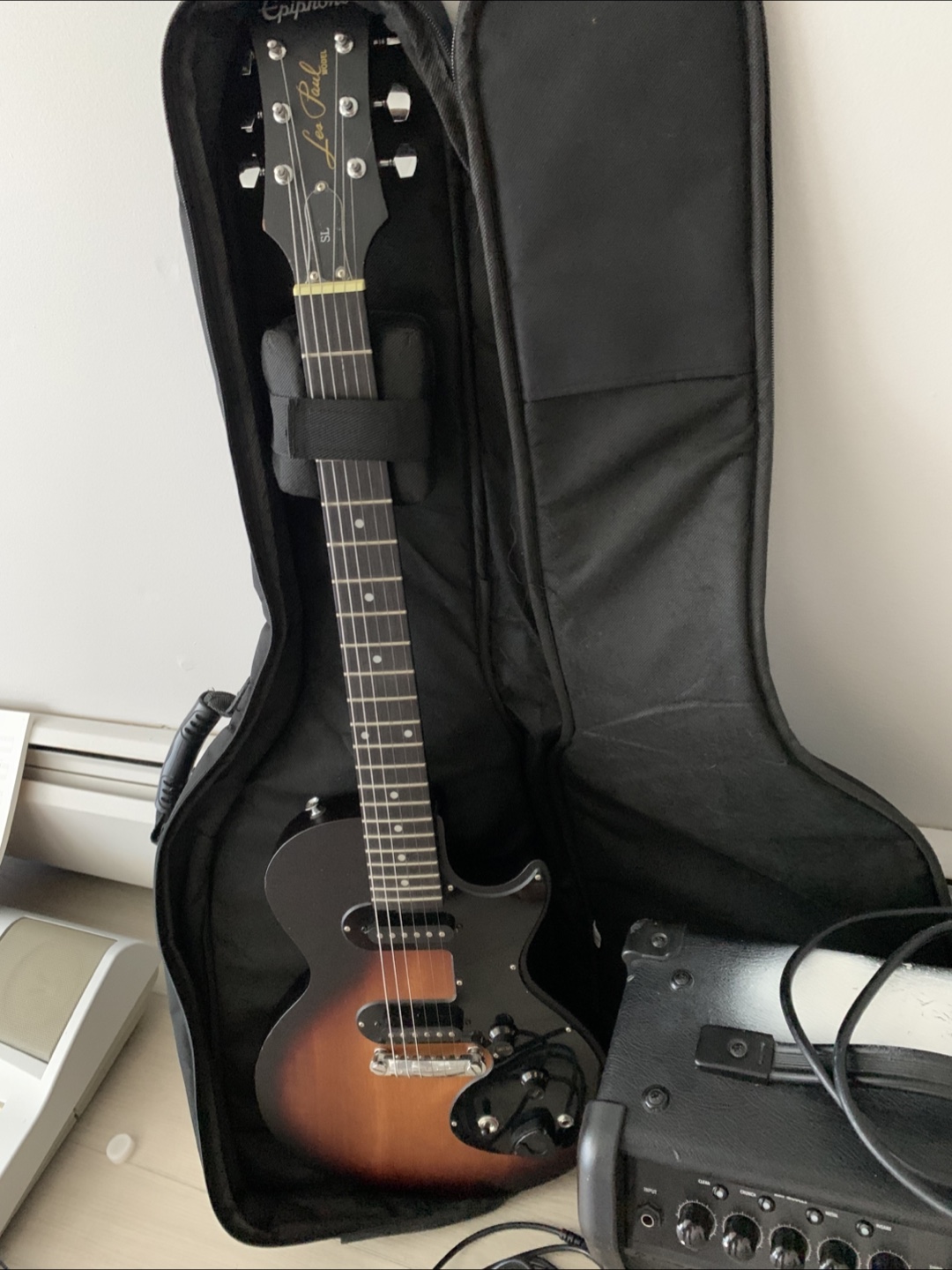 Epiphone Les Paul electric guitar with Amplifier - photo 3