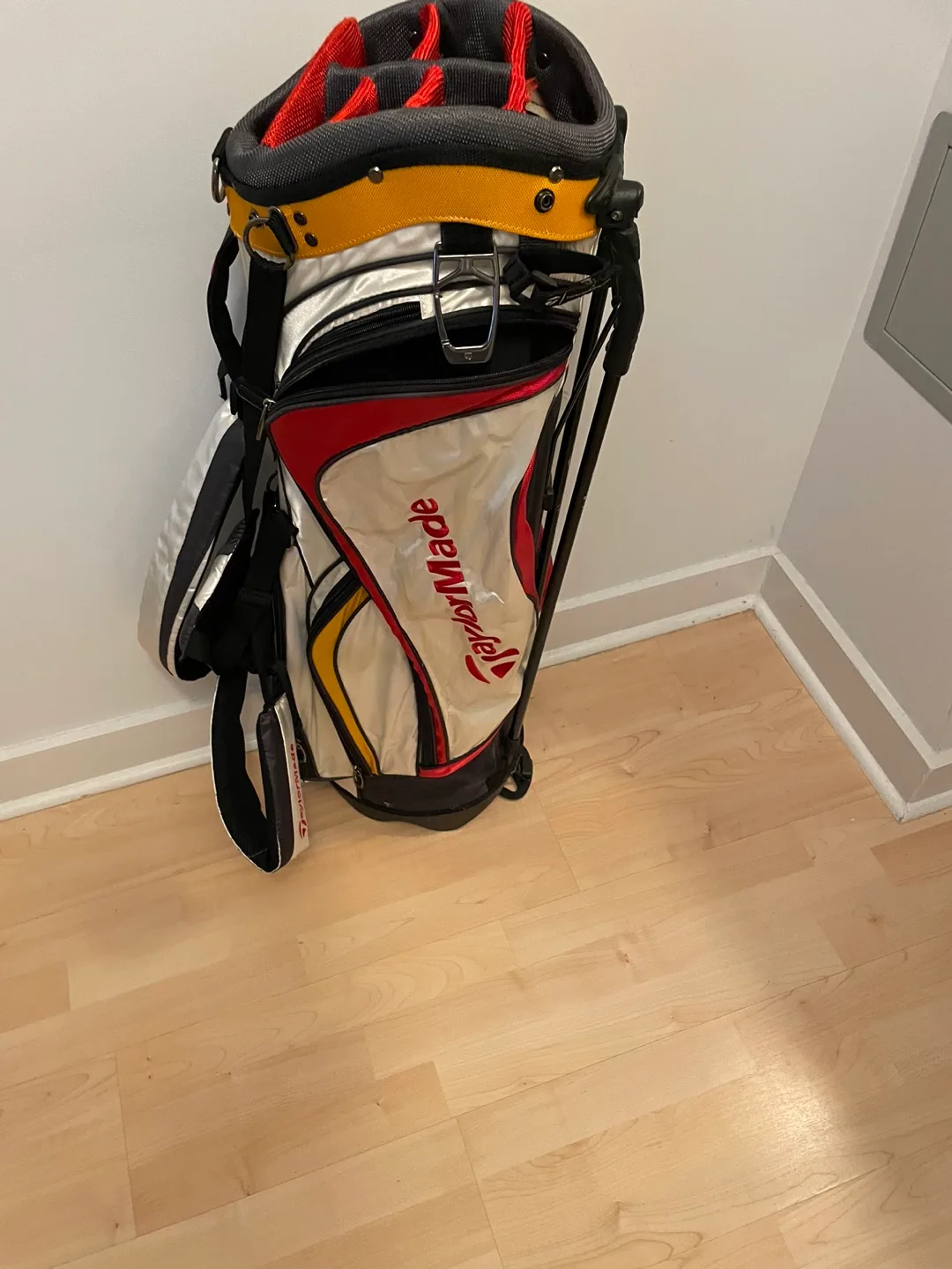 TaylorMade Golf Bag image indicator(2)