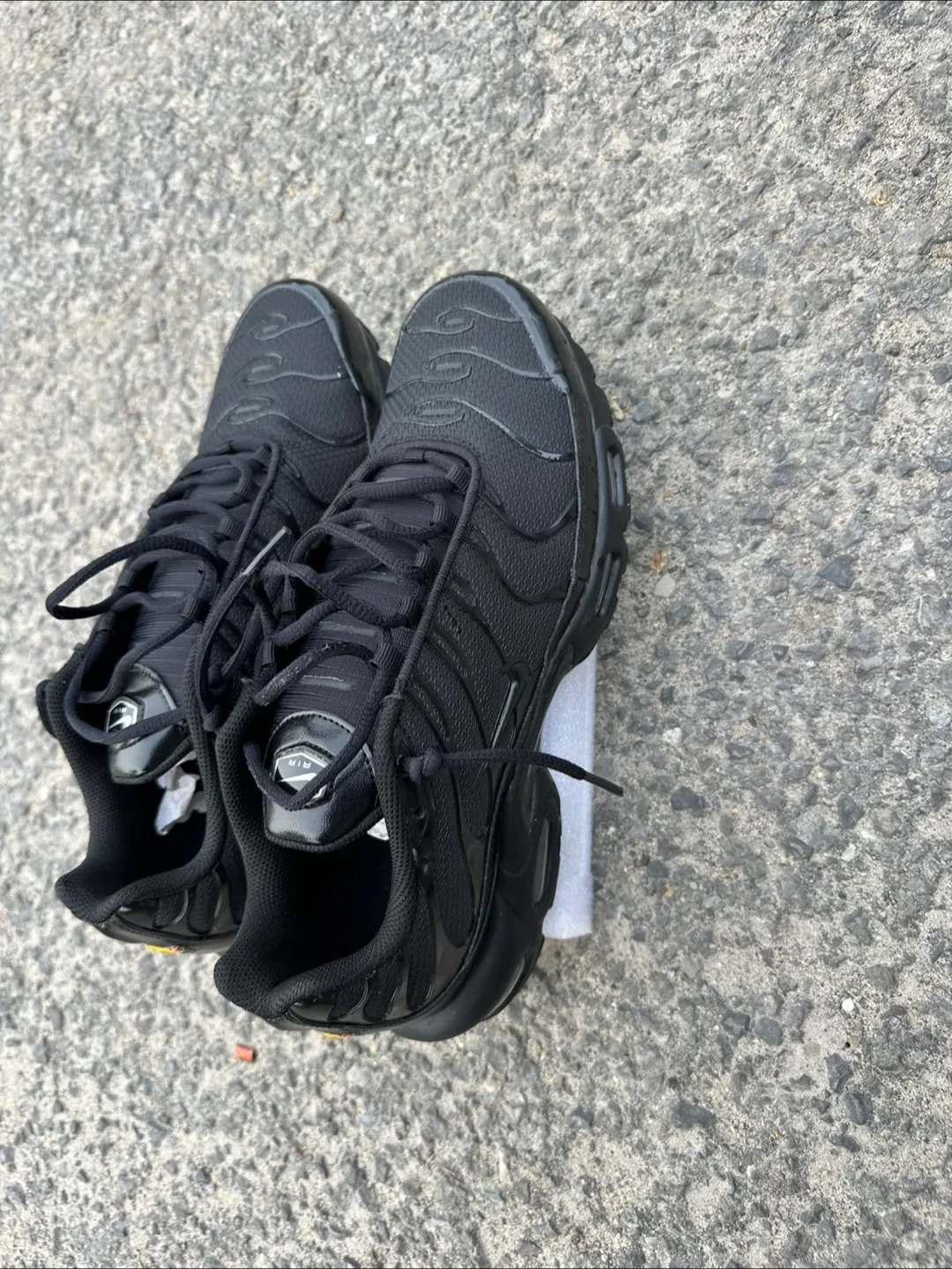 All-Black air max plus image indicator(2)