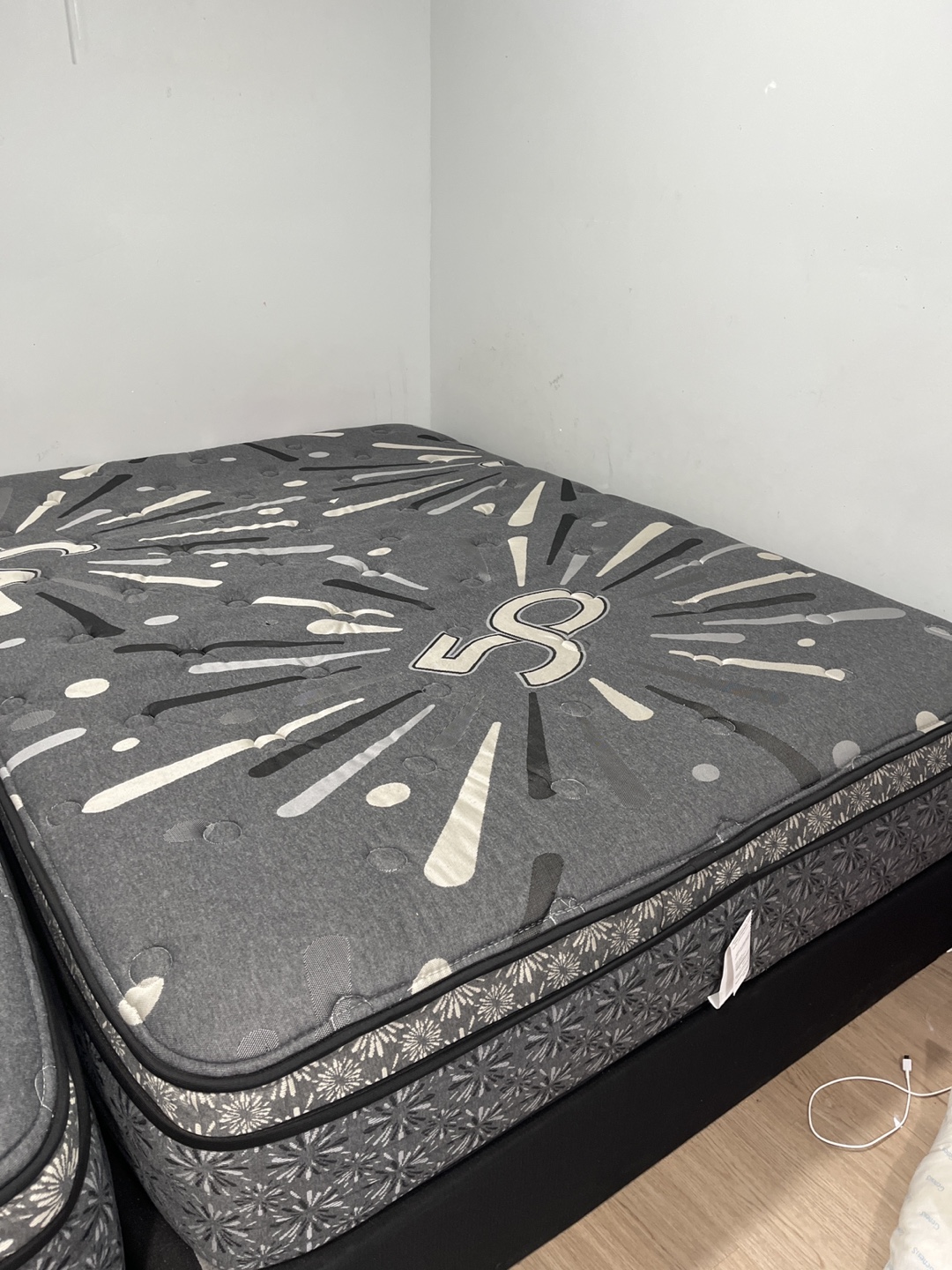 Queen Mattress with Grey Design - photo 2