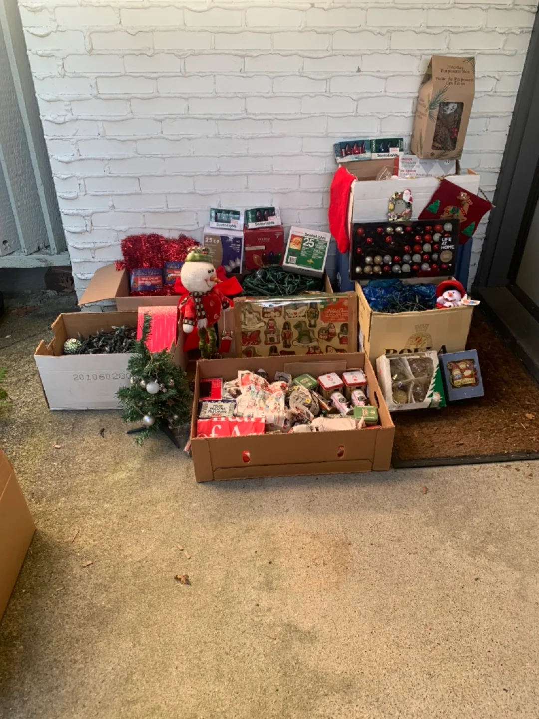🥕 🥕 🎄 FREE Huge Christmas Décor Lot 🎁 🥕🥕 thumbnail