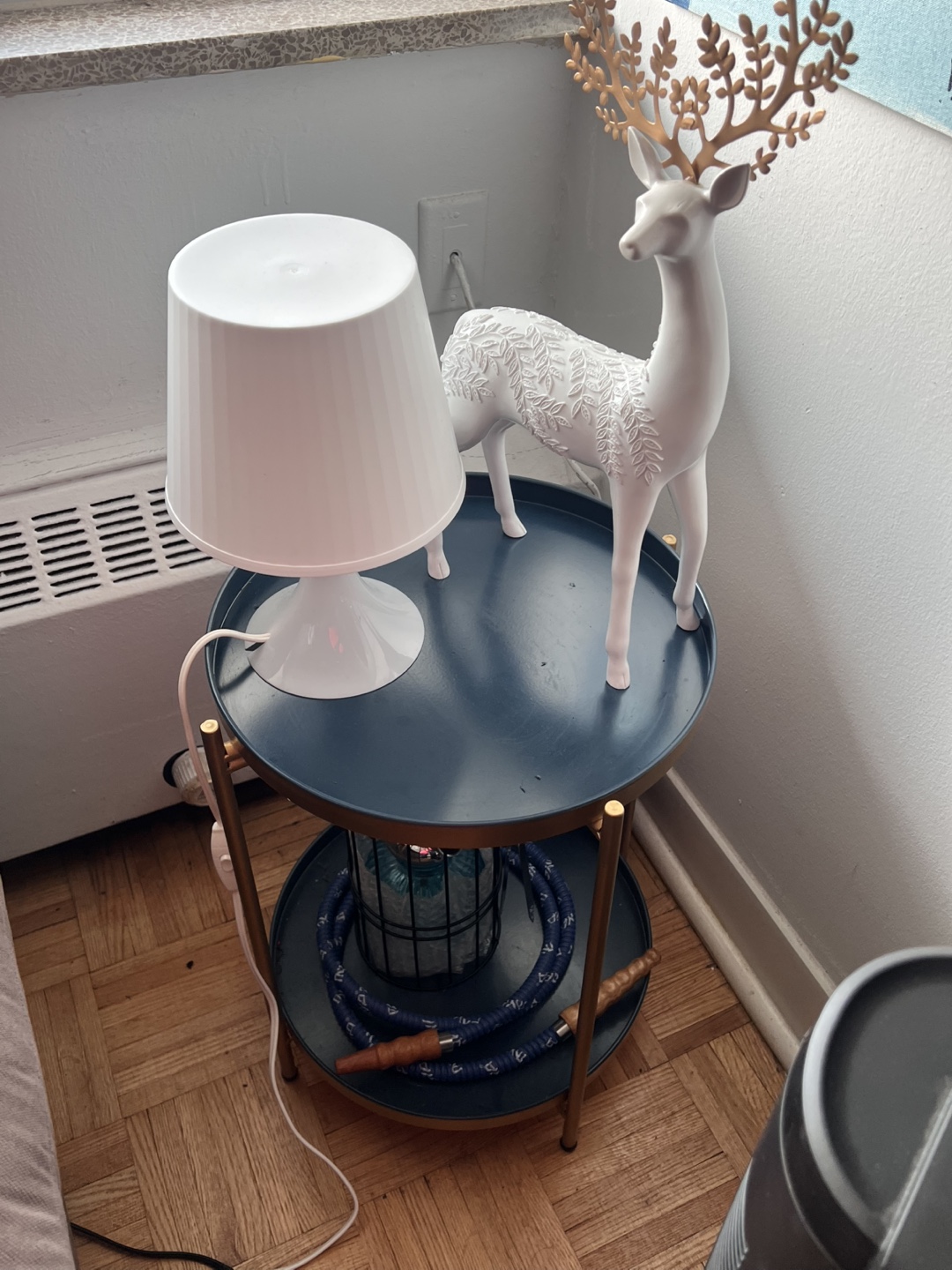 Round Side Table with Lamp and sheesha