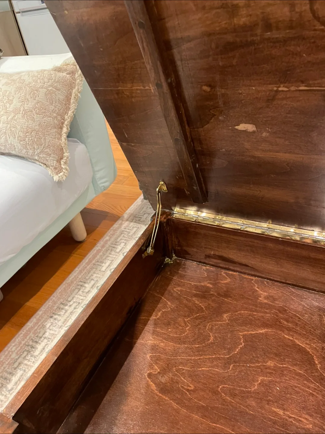 Solid Wood Coffee Table With Storage image indicator(4)