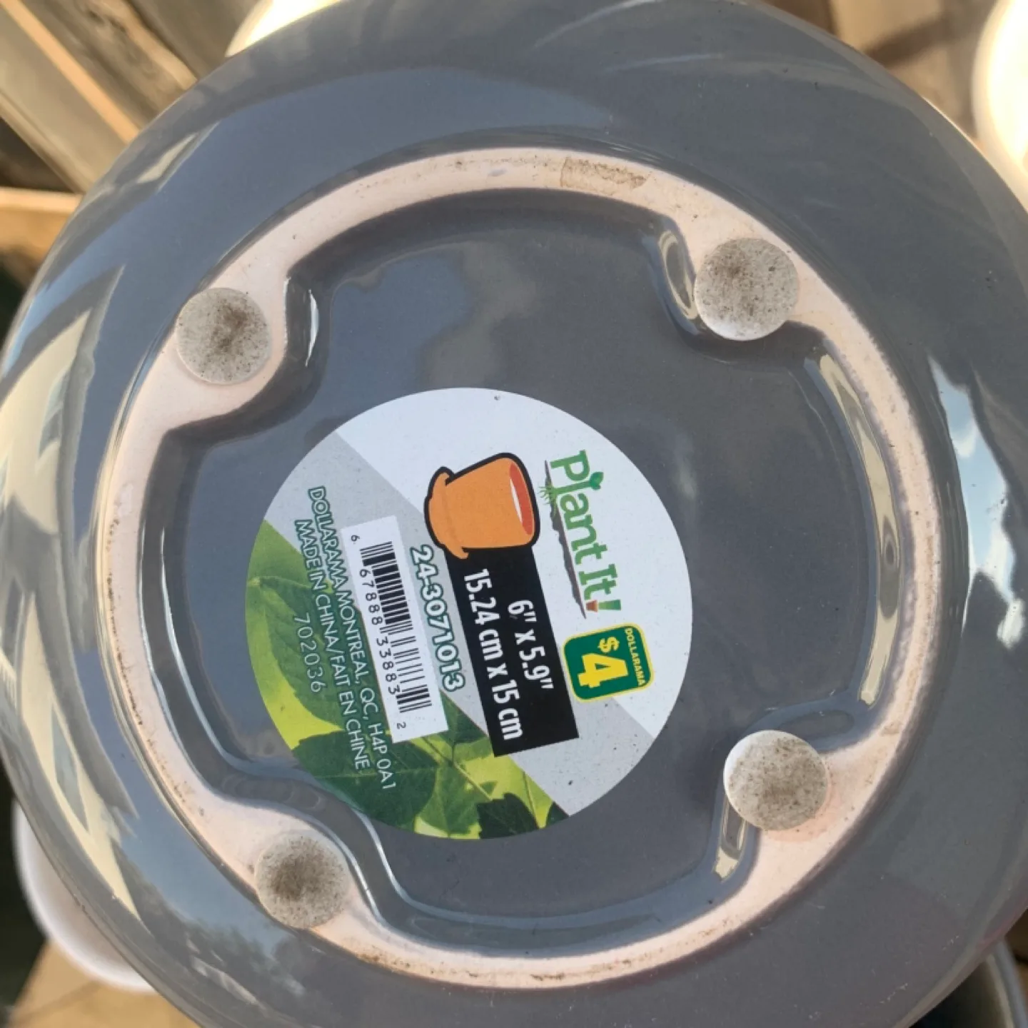 Planters - Several sizes, colours, and textures image indicator(9)