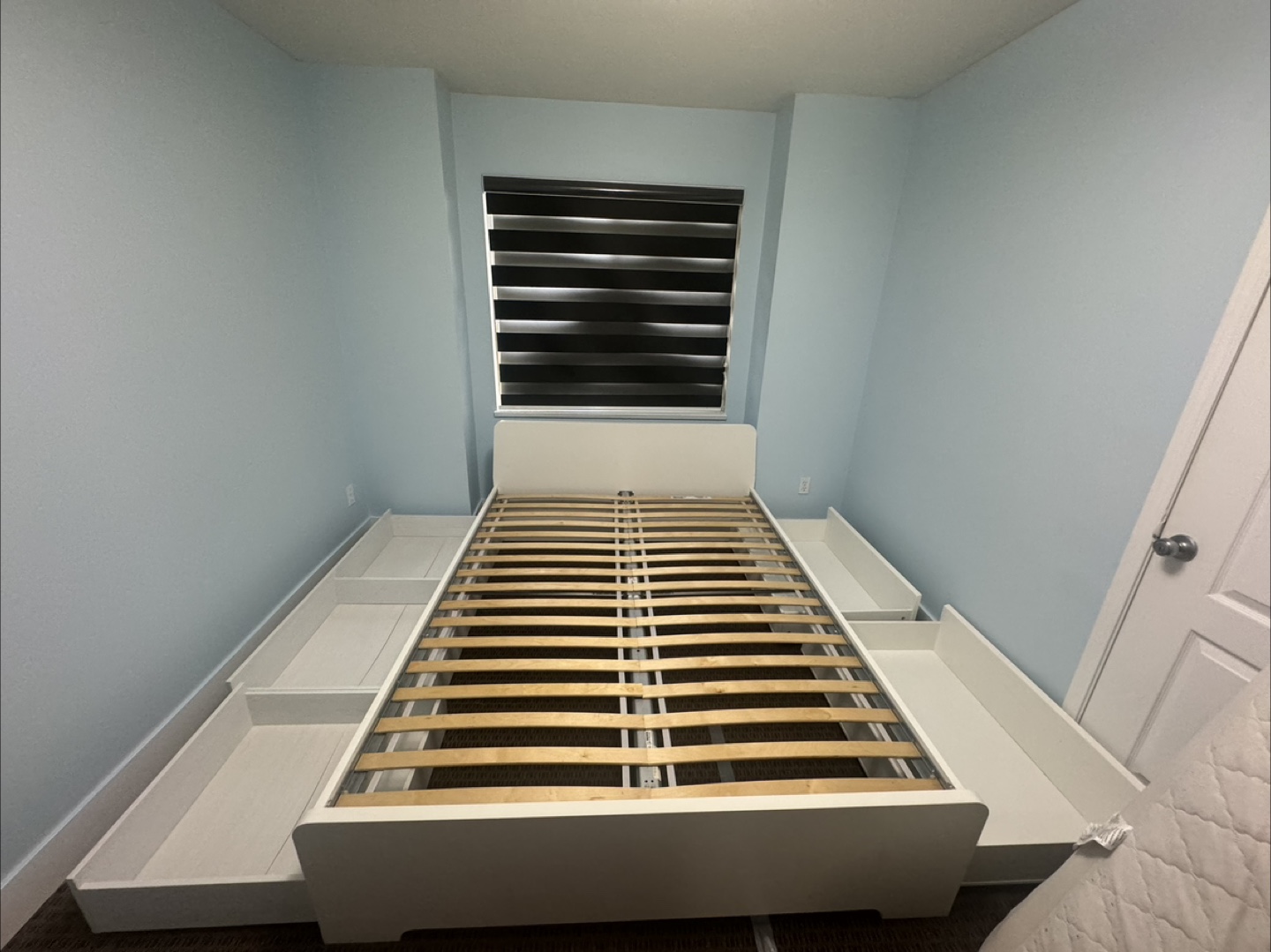 A Queen Size beautiful White Bed Frame with Storage - photo 2