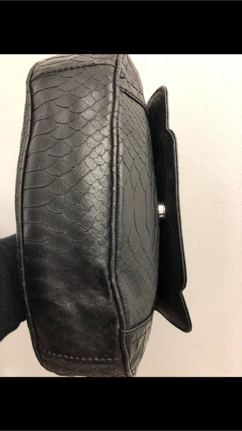 Guess Shoulder Bag image indicator(2)